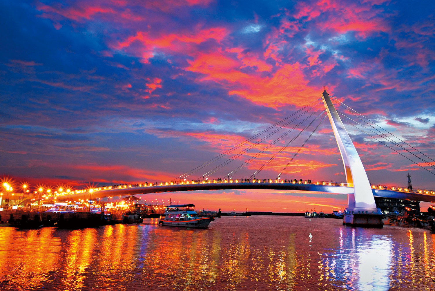 目前《公路橋梁檢測及補強規範》僅針對一般性橋梁訂定檢測規範，特殊橋梁如斜張橋等，須由主管機關自行訂定。圖為新北市淡水漁人碼頭斜張橋。（新北市政府漁業處提供）