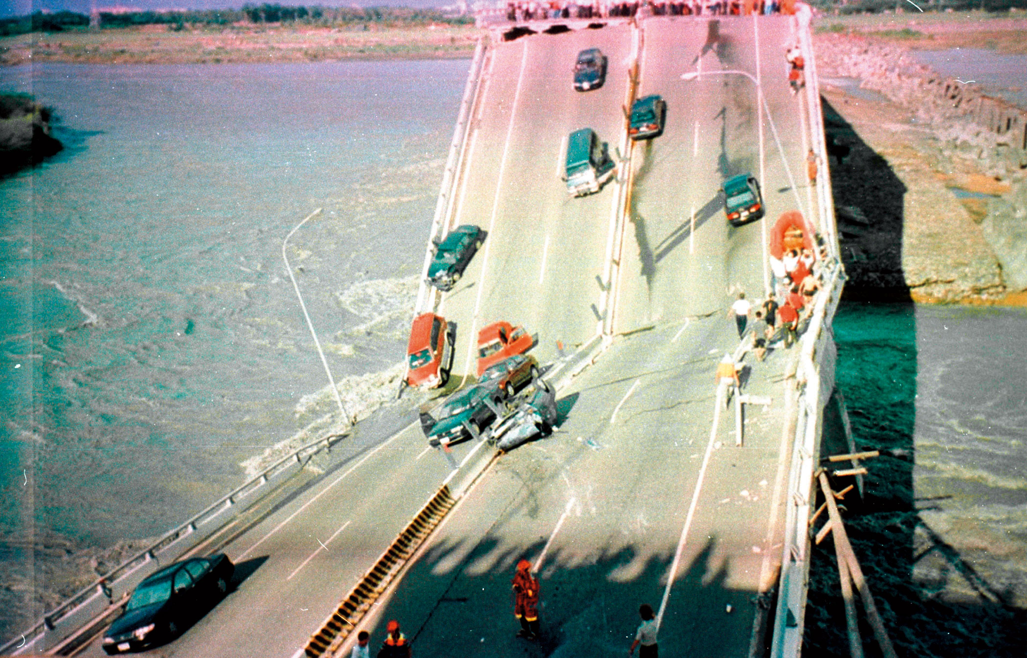 2000年，高屏大橋也曾發生斷橋事故。（中央社）