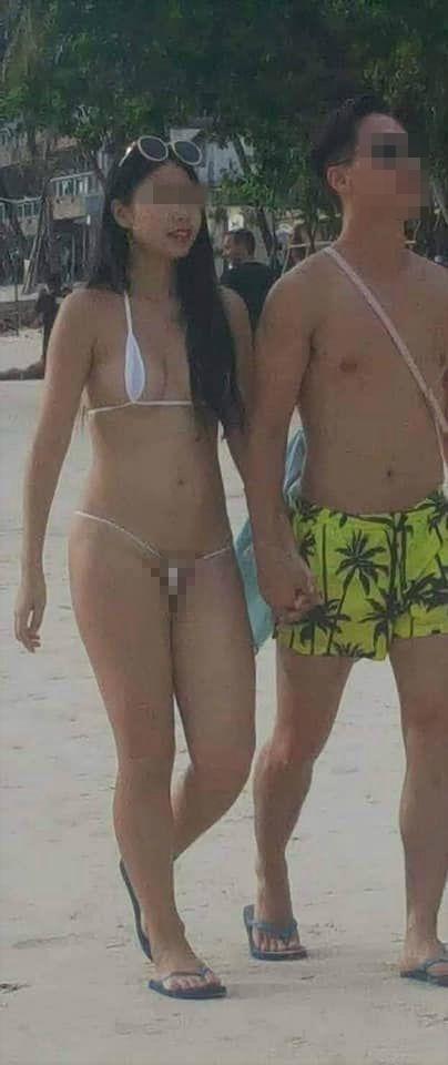 女子疑似和男友到長灘島度假,火辣的比基尼引起路人側目。(翻攝臉書)
