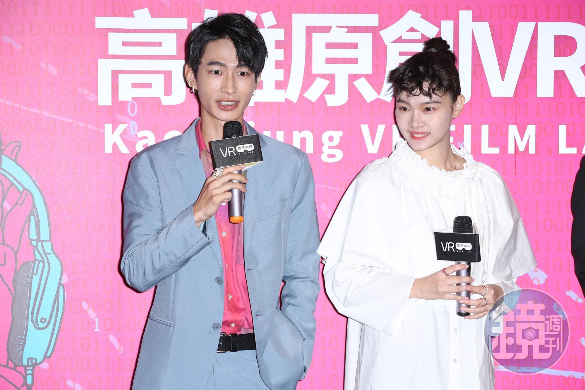 黃河(左)、王真琳在《看著我》各自呈現情侶的第一人稱視角,卻始終無法跨越親密關係的障礙,必須求助科技。