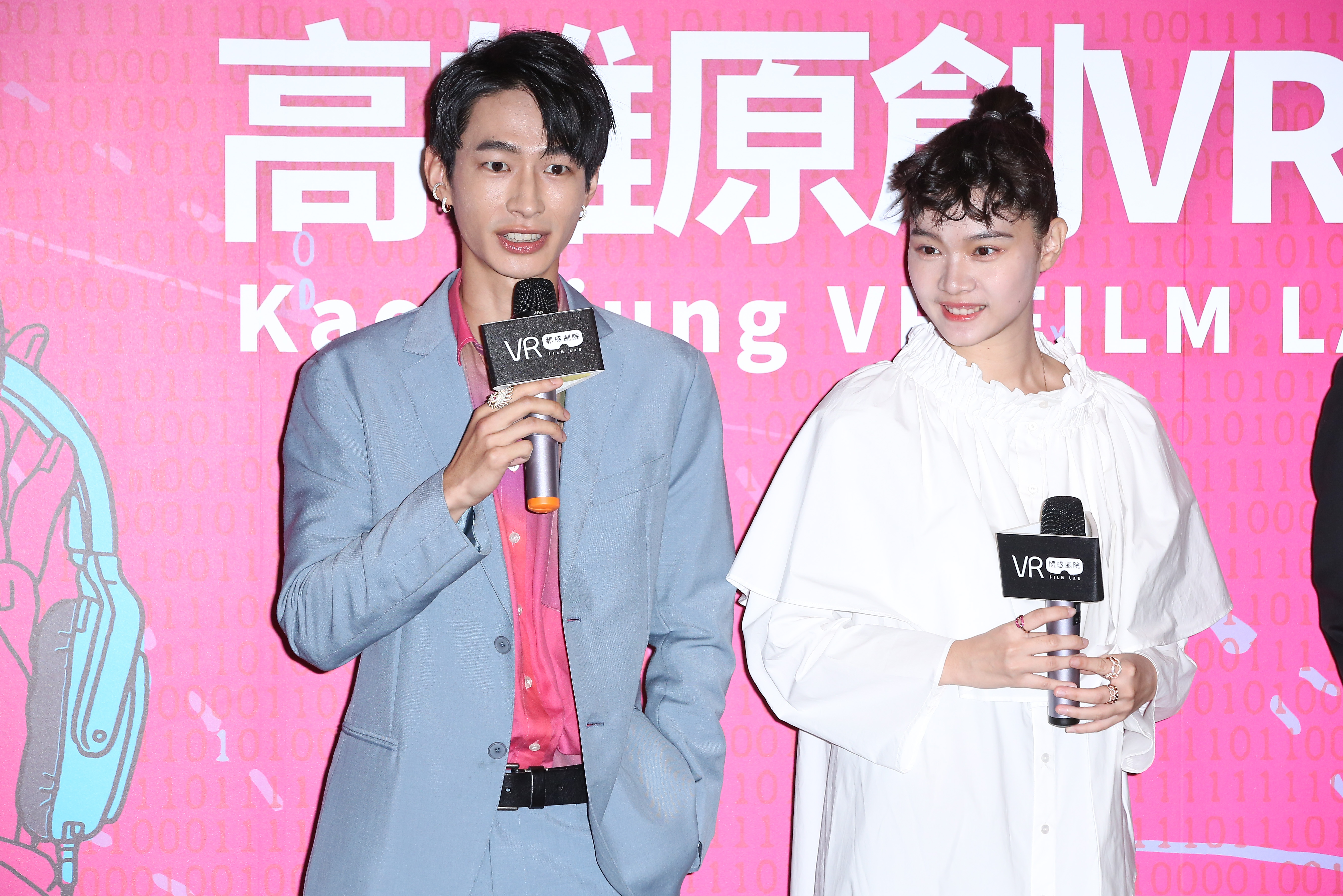 黃河（左）、王真琳在《看著我》各自呈現情侶的第一人稱視角，卻始終無法跨越親密關係的障礙，必須求助科技。 