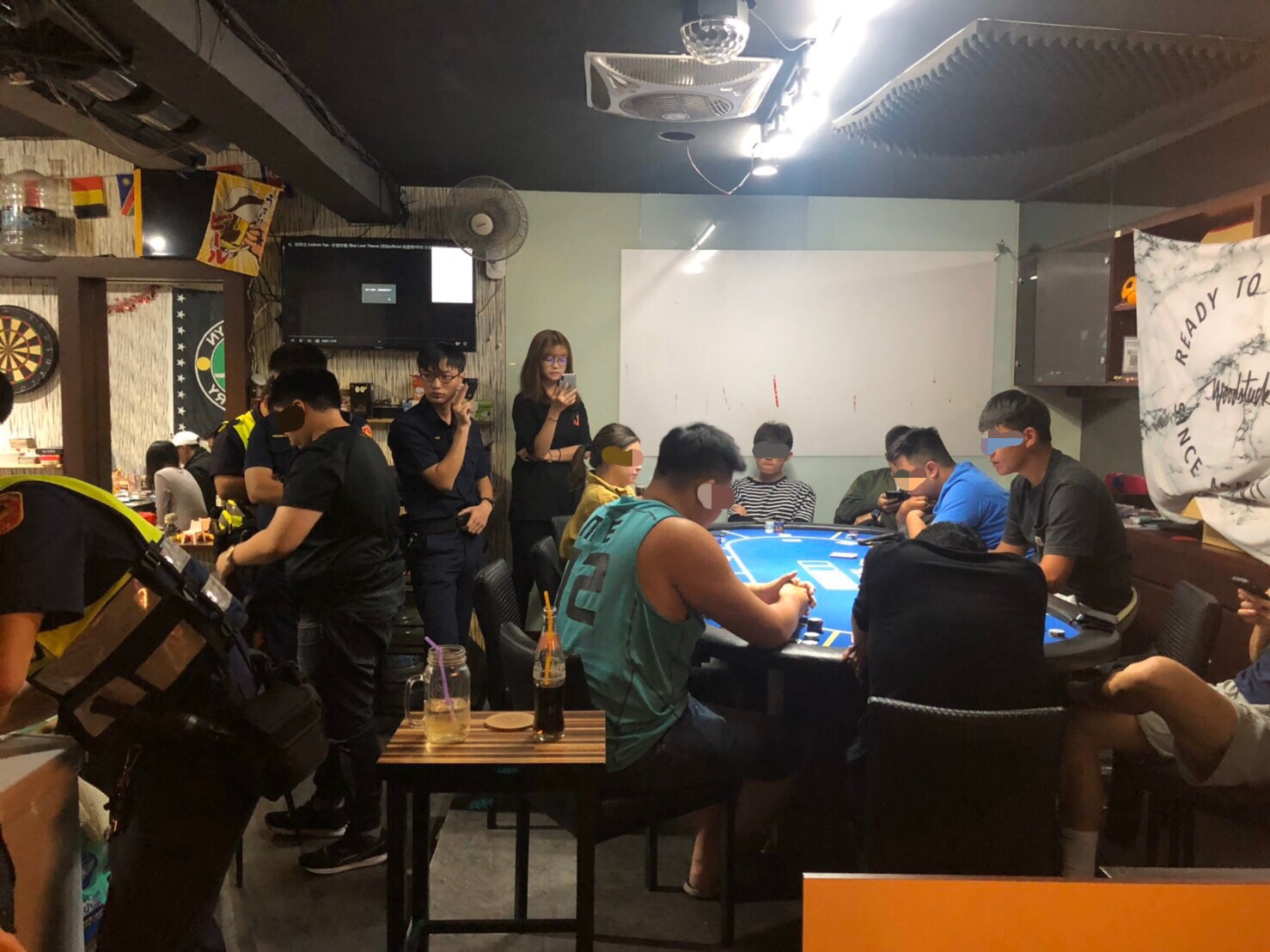 板橋文化路一處桌遊餐廳為吸引更多顧客，竟異想天開以賭德州撲客聚人氣。（翻攝畫面）