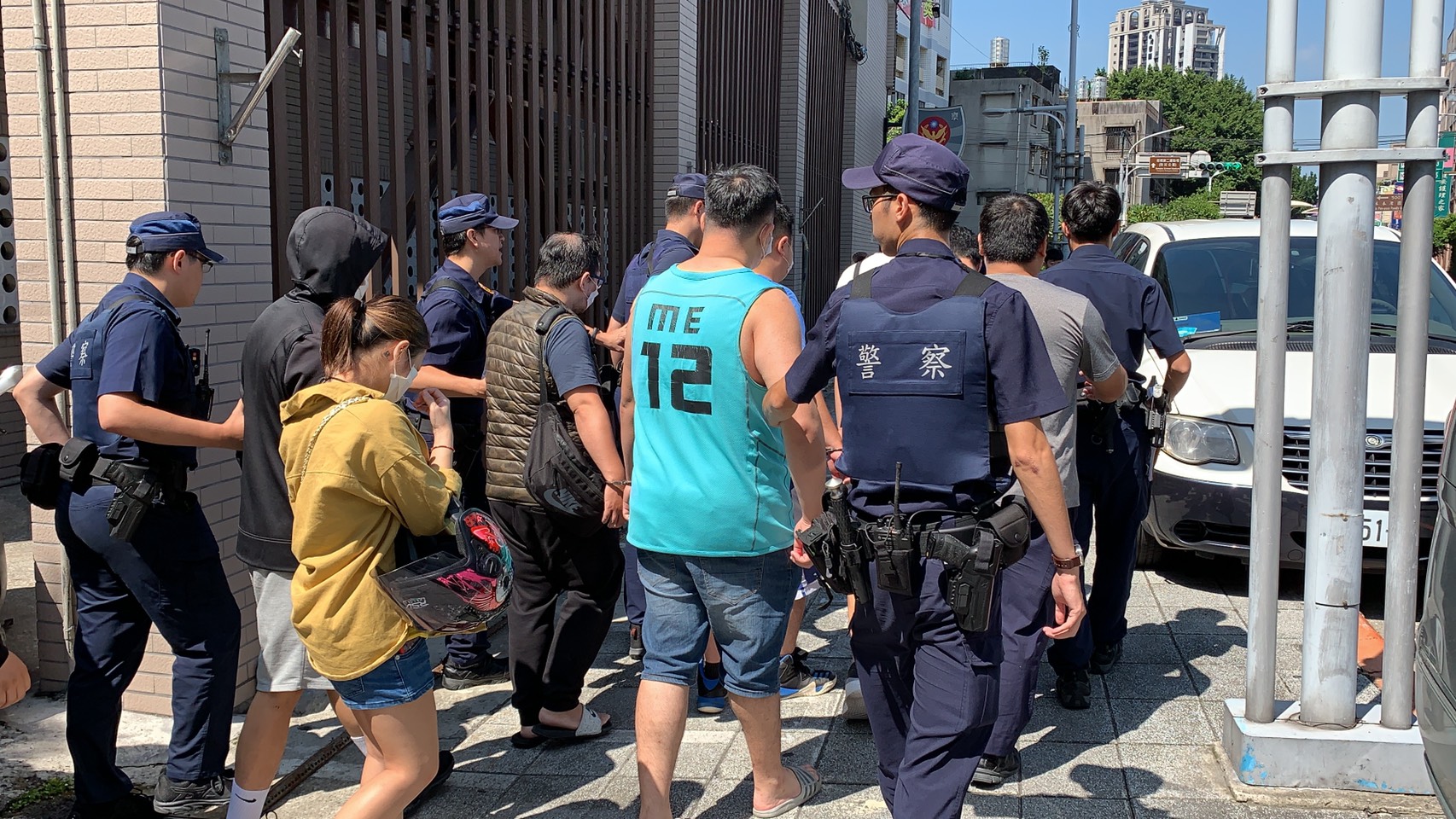 警方臨檢將10名賭客和許姓老闆訊後移送法辦。(翻攝畫面)