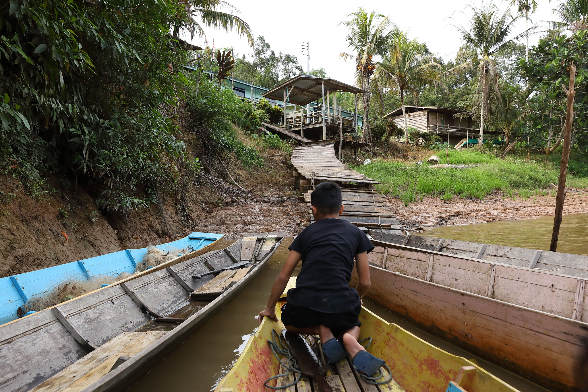 搭乘長舟抵達長屋。（攝影：徐振輔）