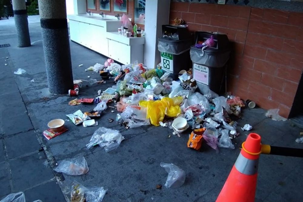 有網友在臉書曝光，連假的太魯閣國家公園被垃圾淹沒。（翻攝爆怨公社臉書）