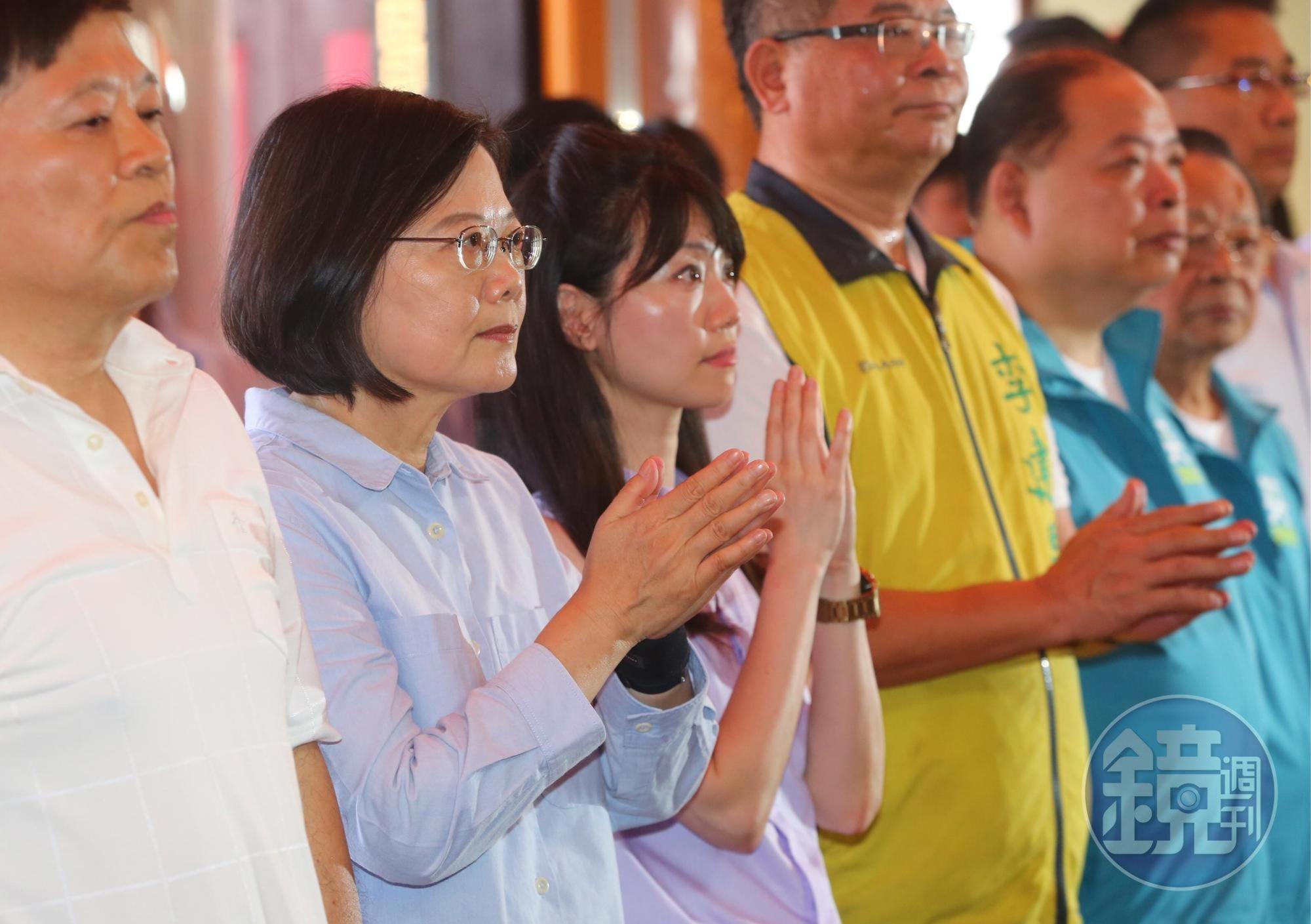 總統蔡英文（左2）今到內湖碧山巖參拜，與黨籍立委候選人高嘉瑜（左3）合體。