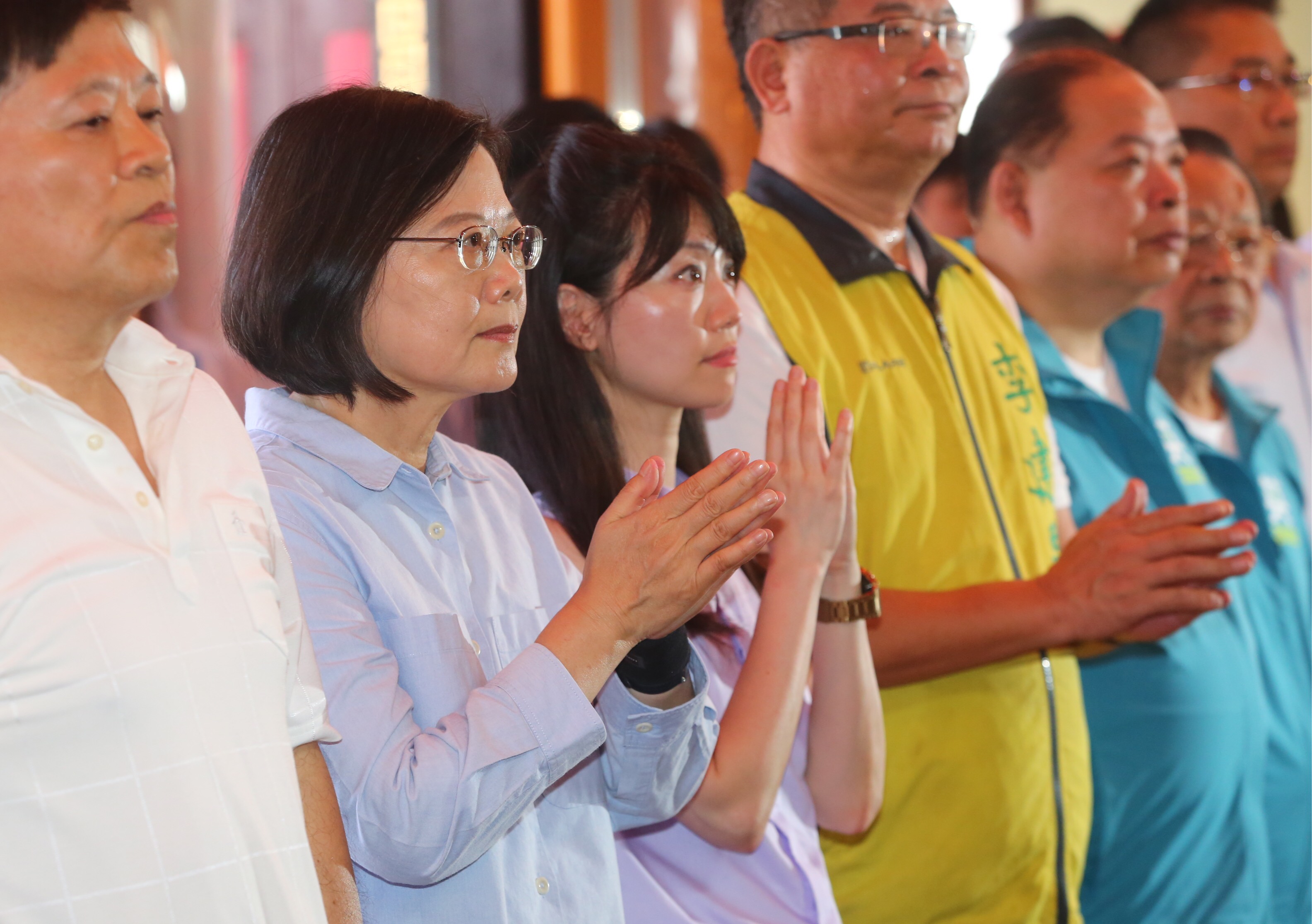 總統蔡英文（左2）今到內湖碧山巖參拜，與黨籍立委候選人高嘉瑜（左3）合體。