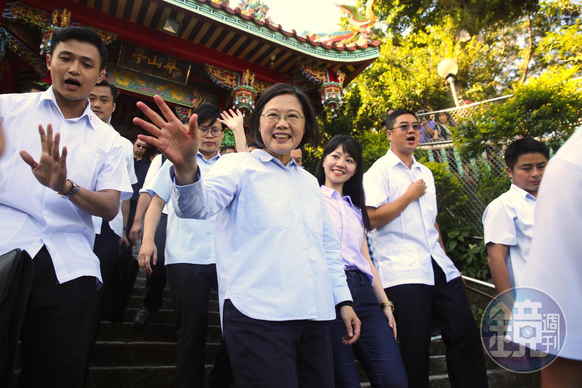 總統蔡英文今到內湖碧山巖參拜，與黨籍立委候選人高嘉瑜合體。