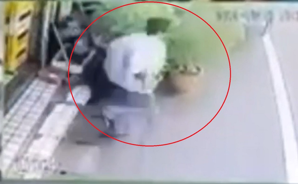 鍾姓犯嫌逞凶後，徒步逃離現場，警方正展開追緝中。（翻攝畫面）