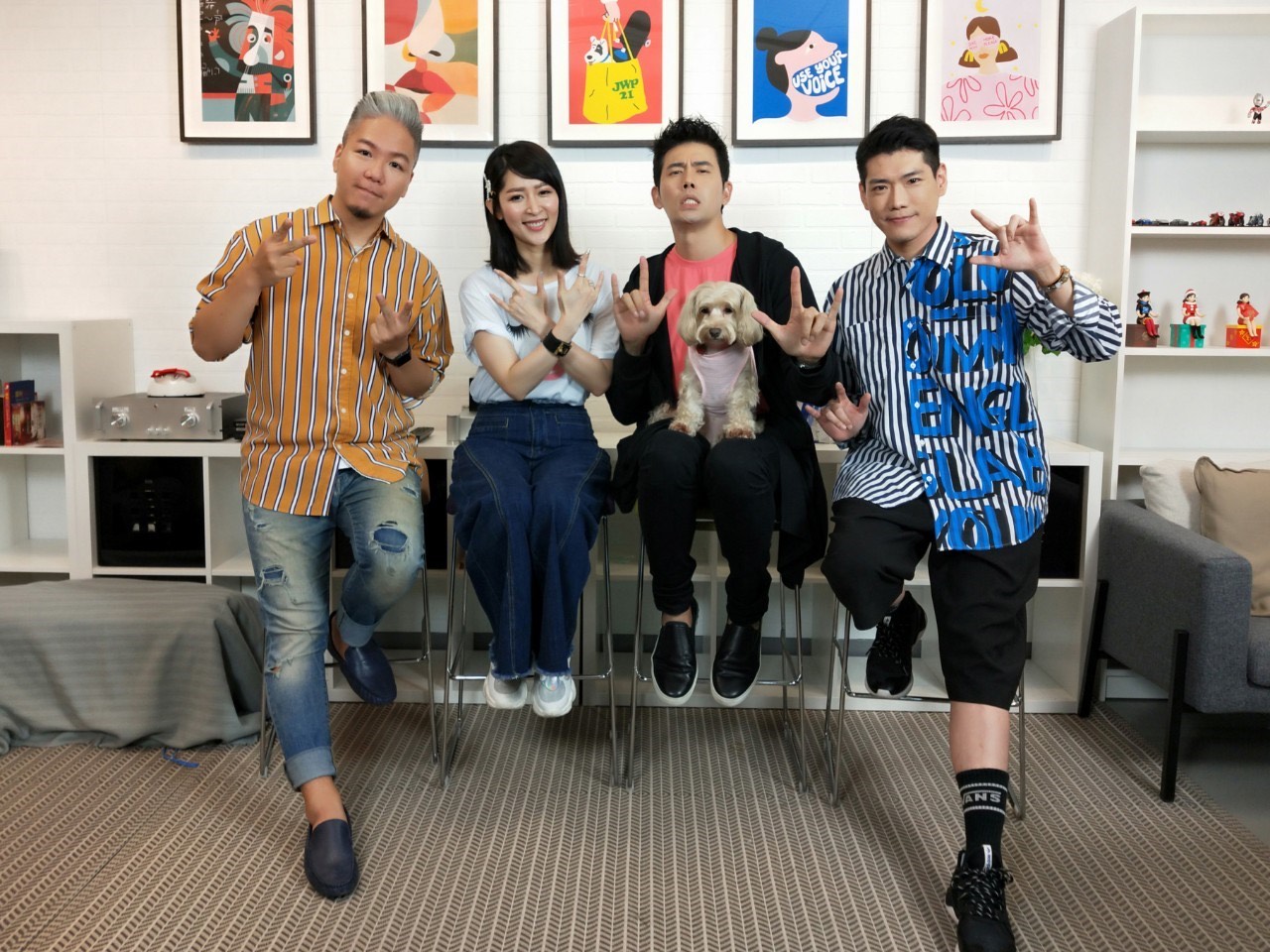 阿甘、小路主持的民視週五網路節目《娛樂超skr》邀請到在《大時代》表現精采的余秉諺與老婆王依蕾Joanna來到節目中。（民視提供）