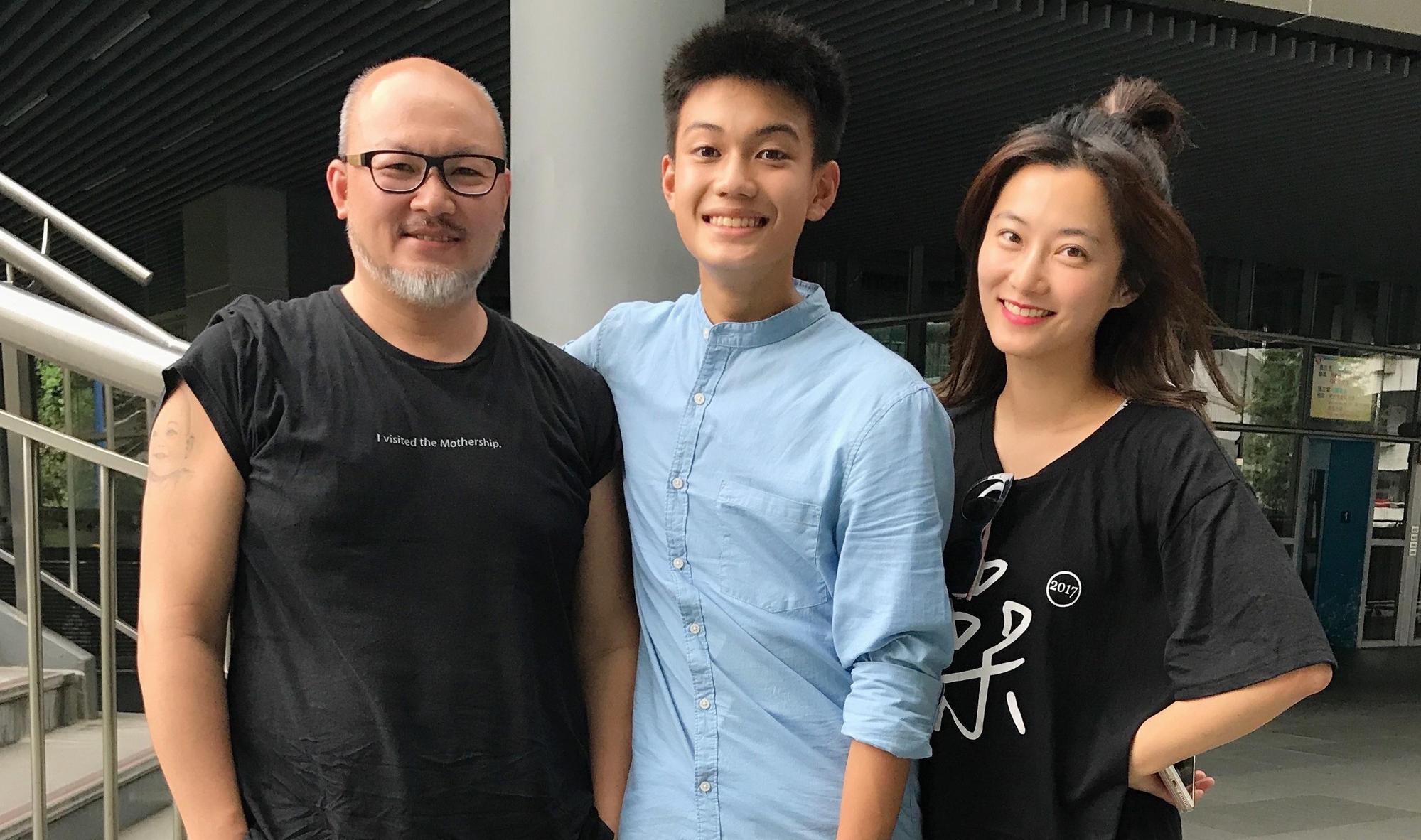 劉亮佐（左）曝父愛禮物紀錄兒子劉子銓（中）14歲第一次拍戲影像，在趙小僑（右）Youtube頻道上曝光。（阿斗工作室提供）