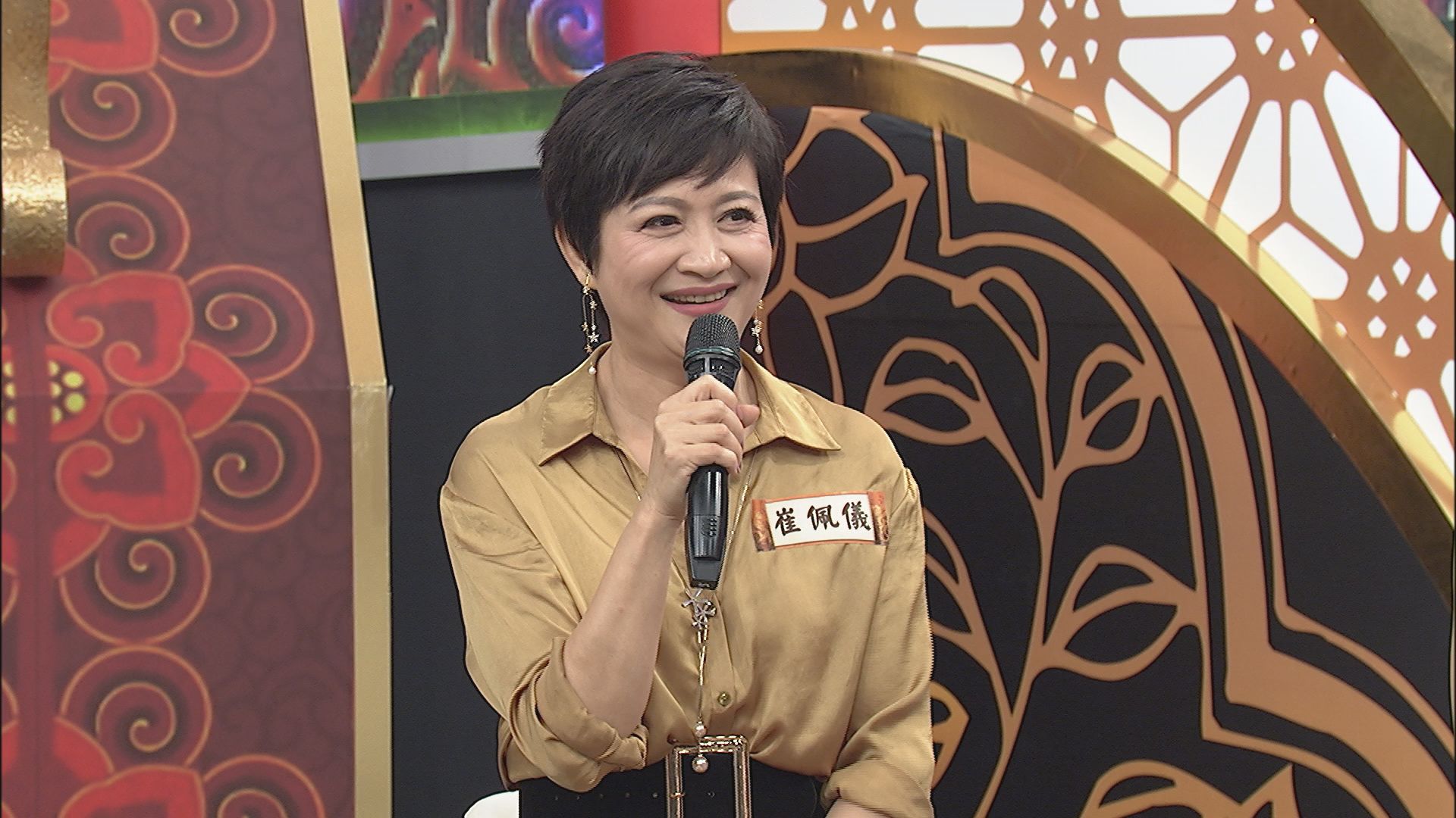 崔佩儀曾在表演完後，被黑道強留下來吃飯，對方還掏槍出來放桌上。（中天提供）