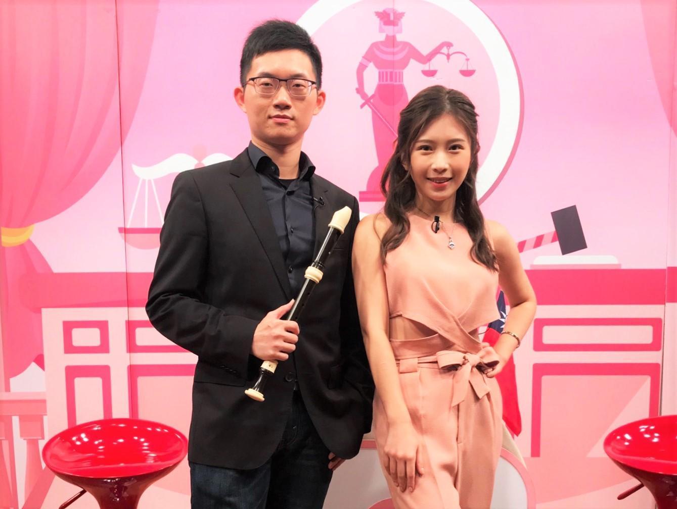 視網膜(左)受邀上《學姊受不了》接受雞排妹(右)訪問。(學姊受不了提供)