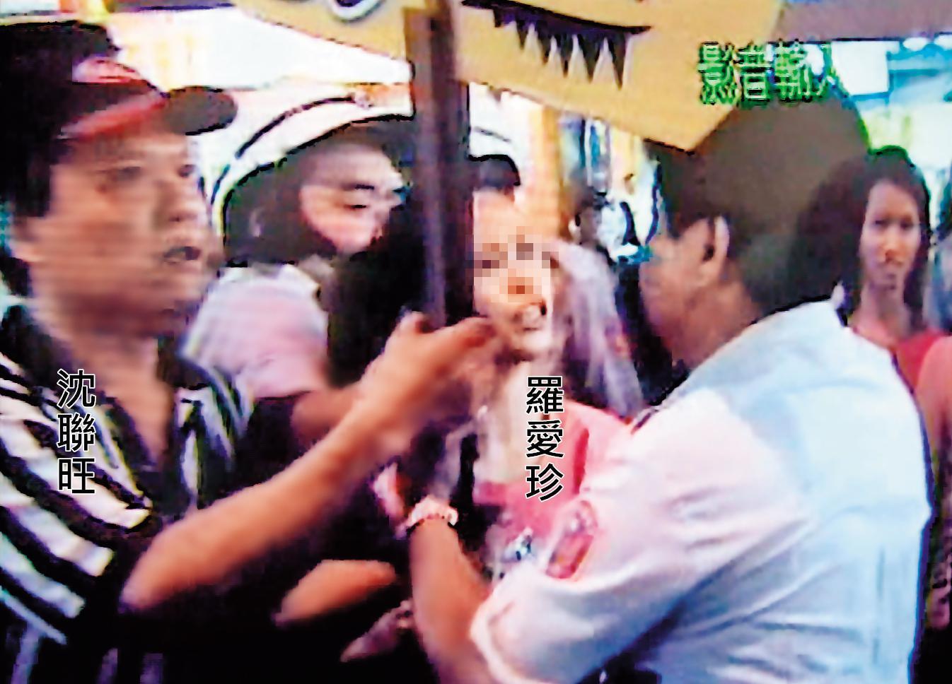 羅愛珍是「香腸王」創始元老，她曾為沈聯旺與取締攤位的警察衝突。（翻攝畫面）