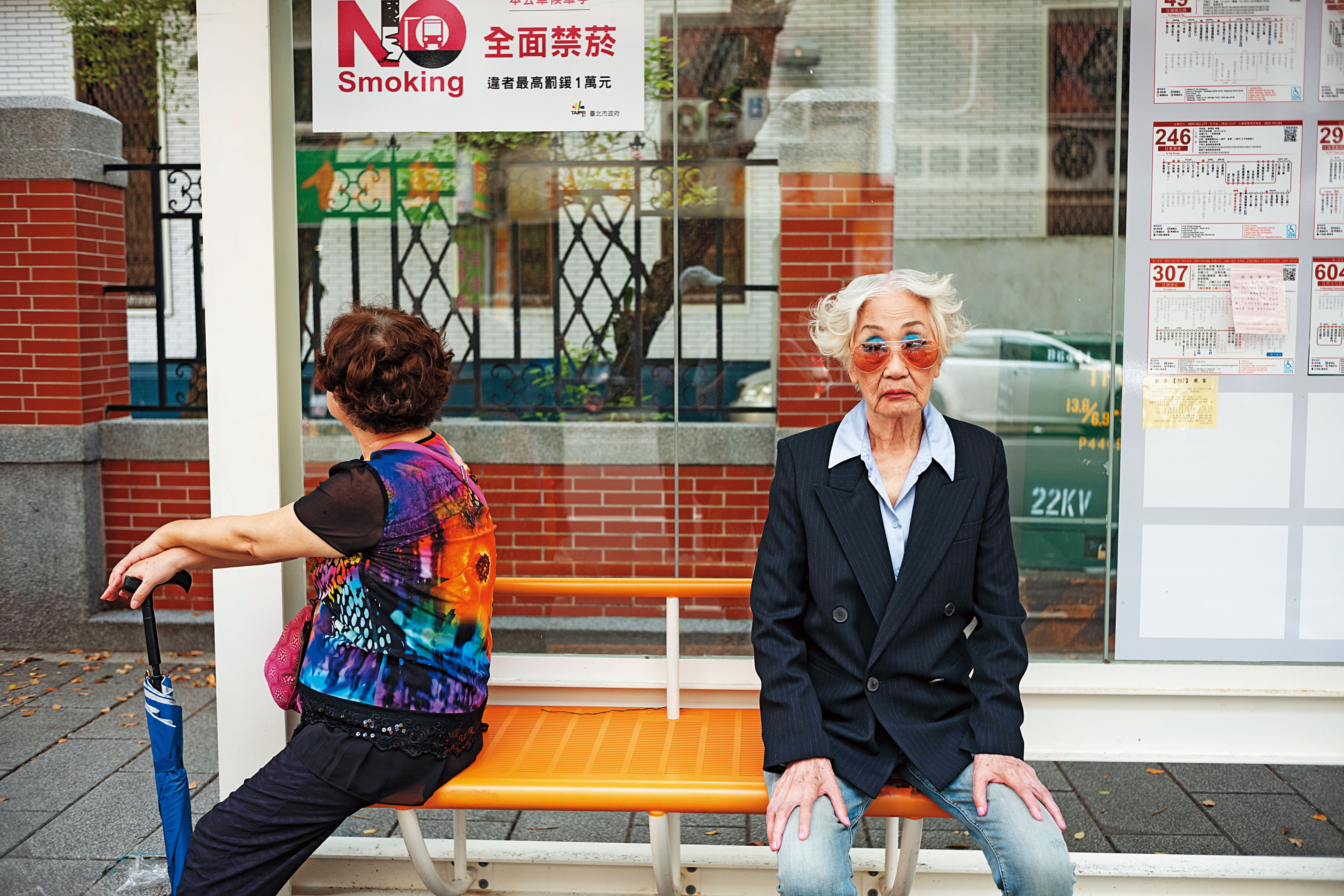 郝雲娟（右）帶著妝，被我們拉出戶外，偶有路人側目，她也毫不在乎。