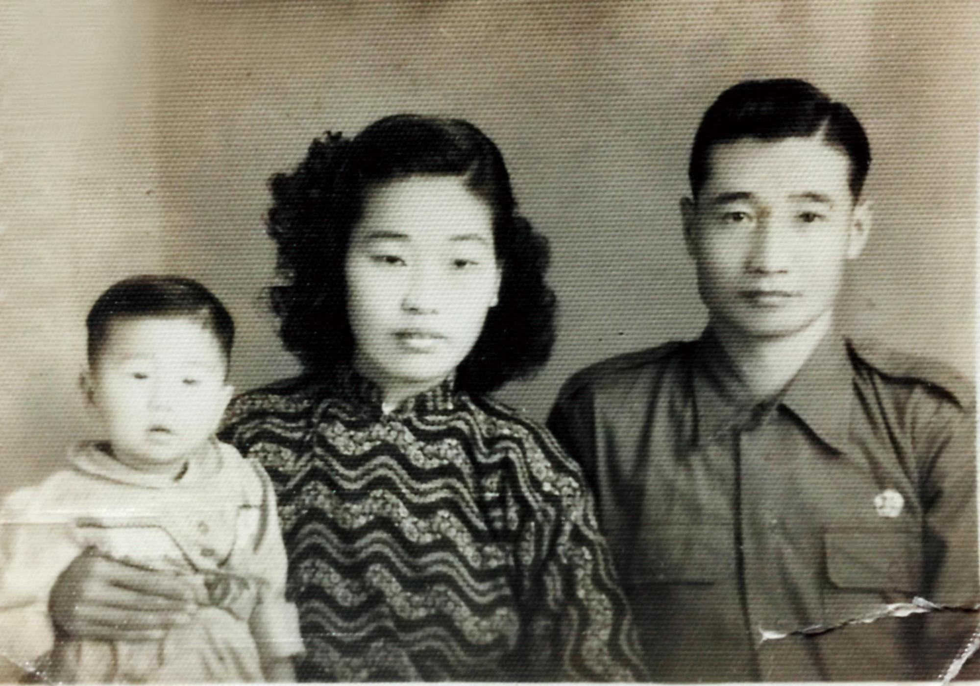 郝雲娟(中)和先生羊一龍(右)在中國結婚,隨國民政府撤退來台。70年過去,先生也過世了,談起那段過往,她總是忍不住哭泣。圖為2人年輕時和女兒羊麗華(左)的合影。 (連美恩提供)