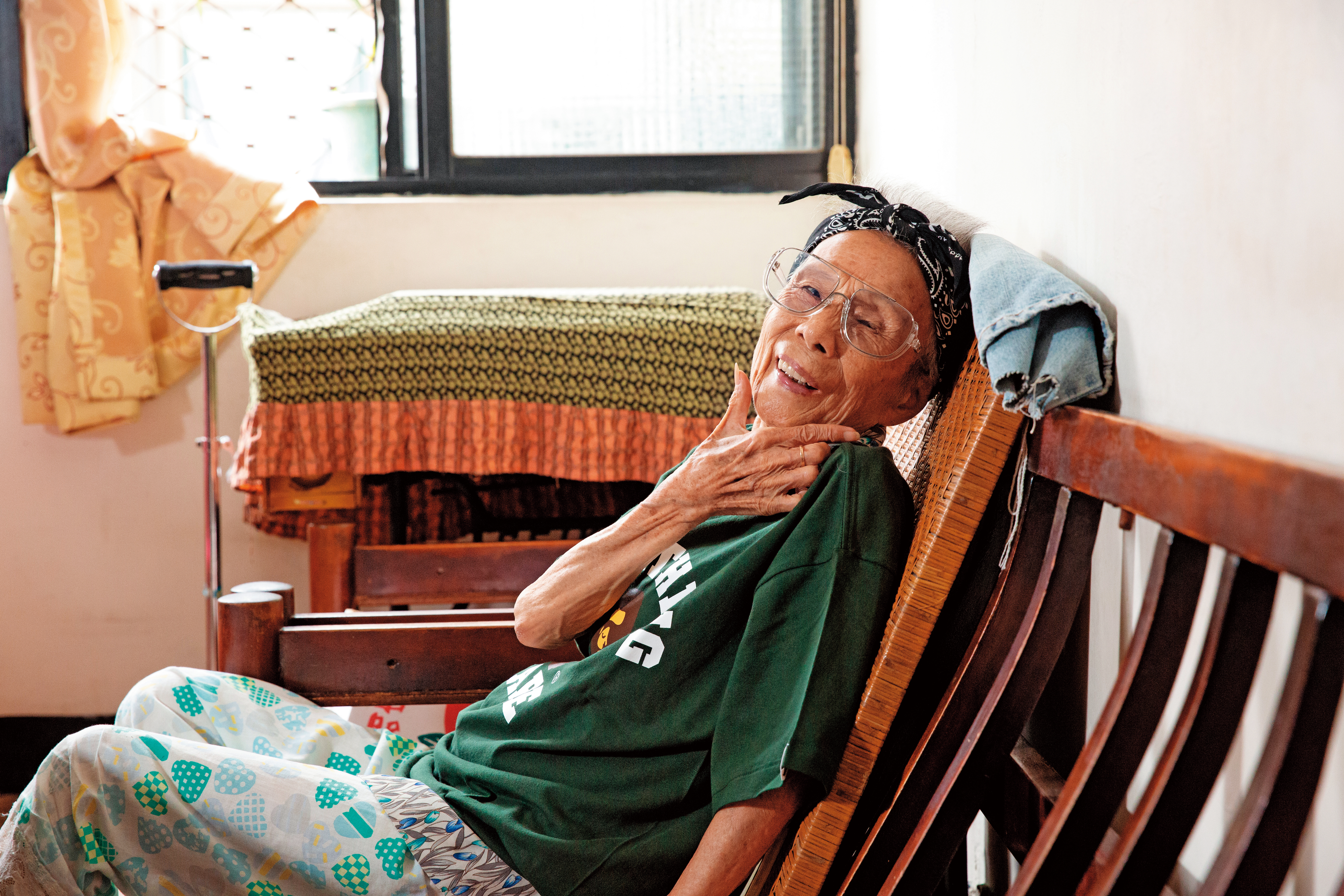 林莊月里身體不適，但面對鏡頭，仍能專業地滿足攝影要求。