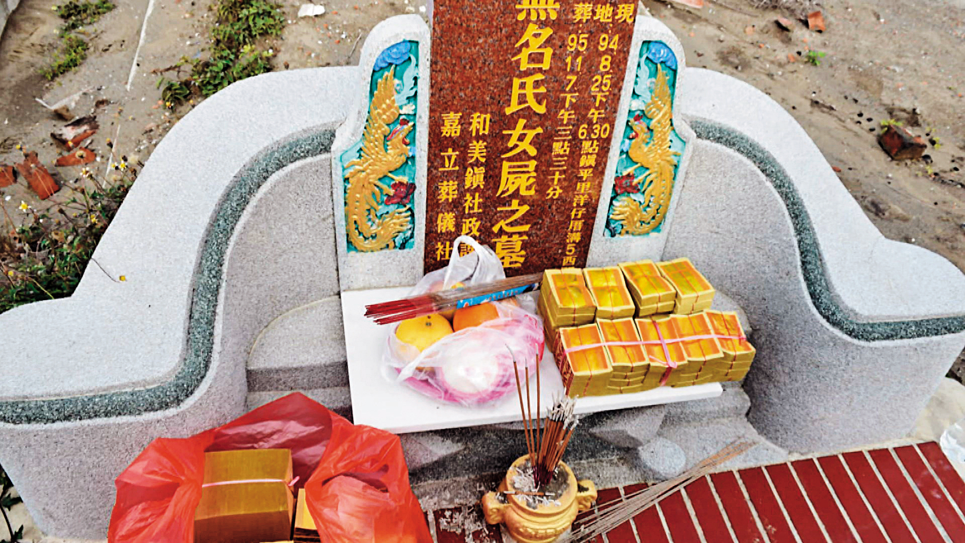 比對DNA之後，檢察官下令開棺驗屍，讓含冤十年的無名女屍沉冤昭雪。（翻攝畫面）