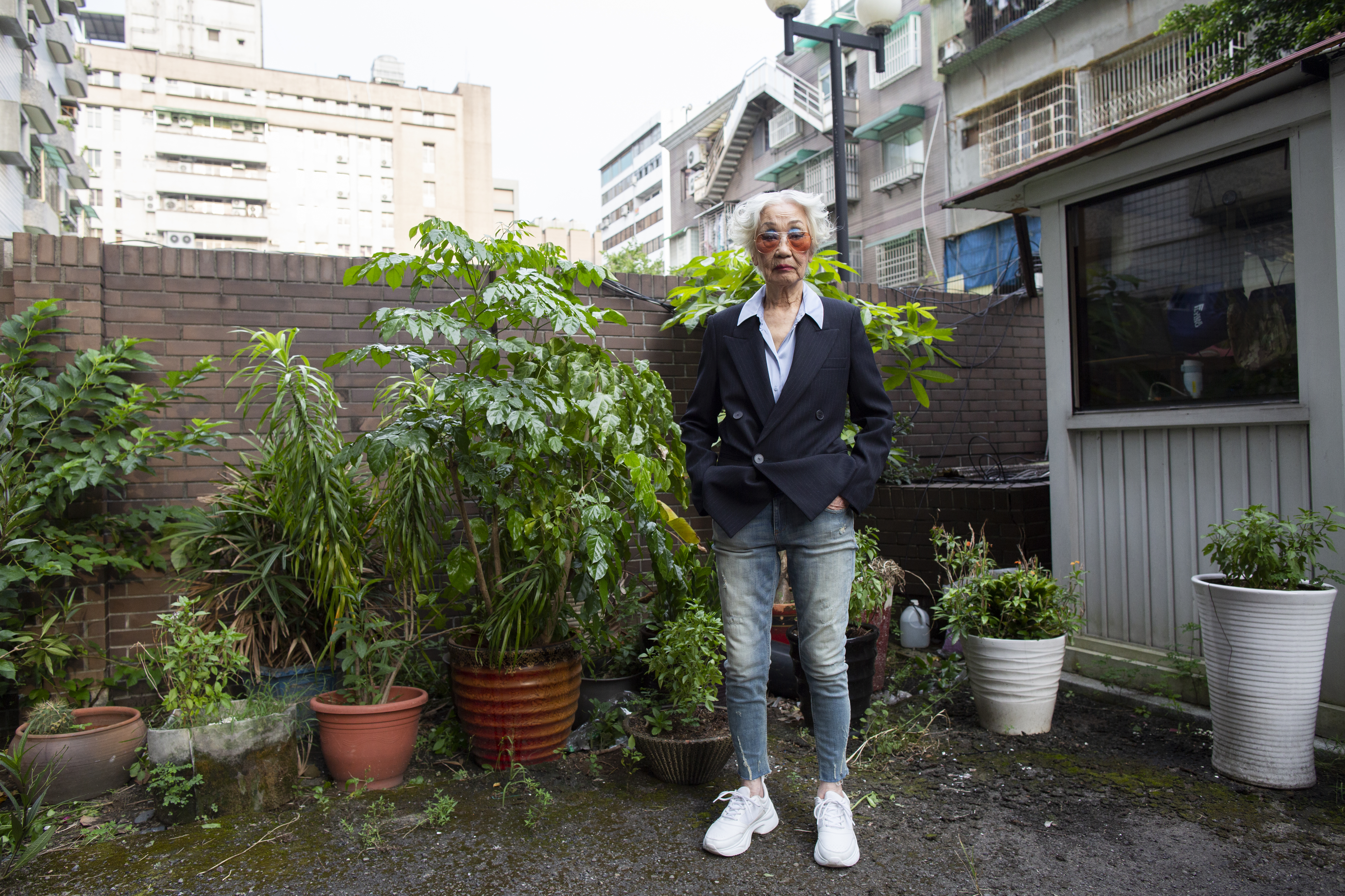 因為失智，許多事郝雲娟都記不得了，但當下，要以什麼樣的態度穿著潮衣出門，她還是很清楚，就是不用太在意別人怎麼看。