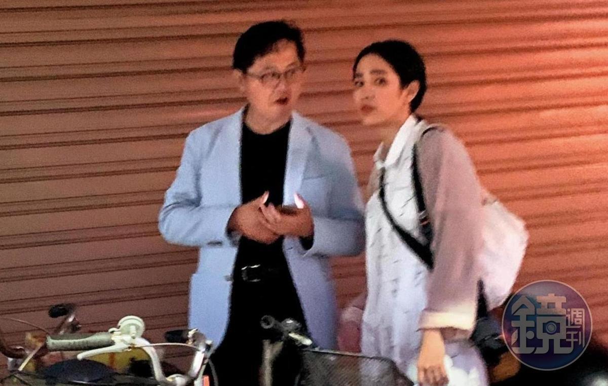 温貞菱在忙完工作之後，在家門口等著和穿著藍色西裝的童子賢一起回家。（資料照）