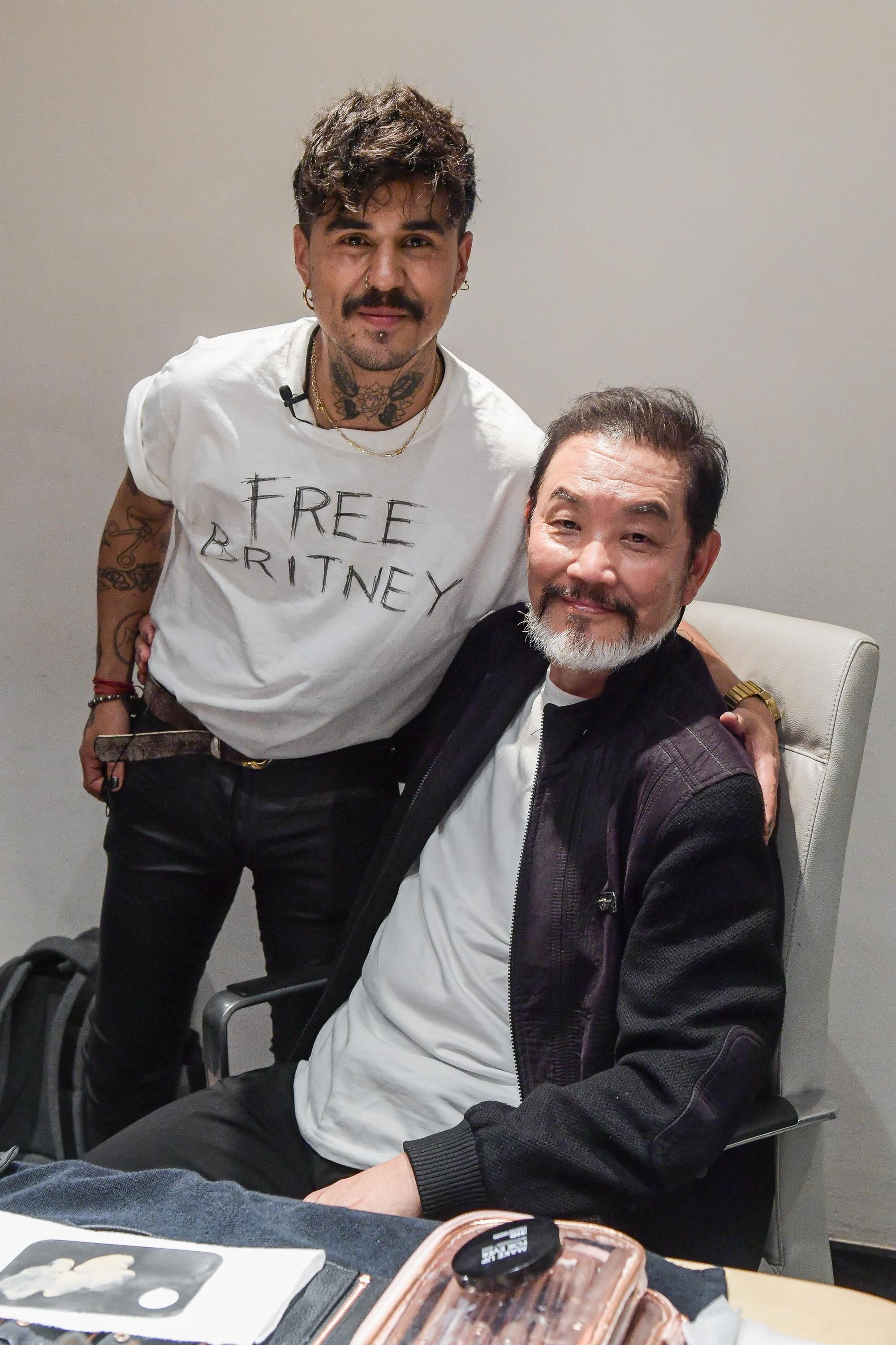 林經甫(右)到紐約走時尚秀,和設計師Christian Colorado合照。(「時尚老人」粉專提供)
