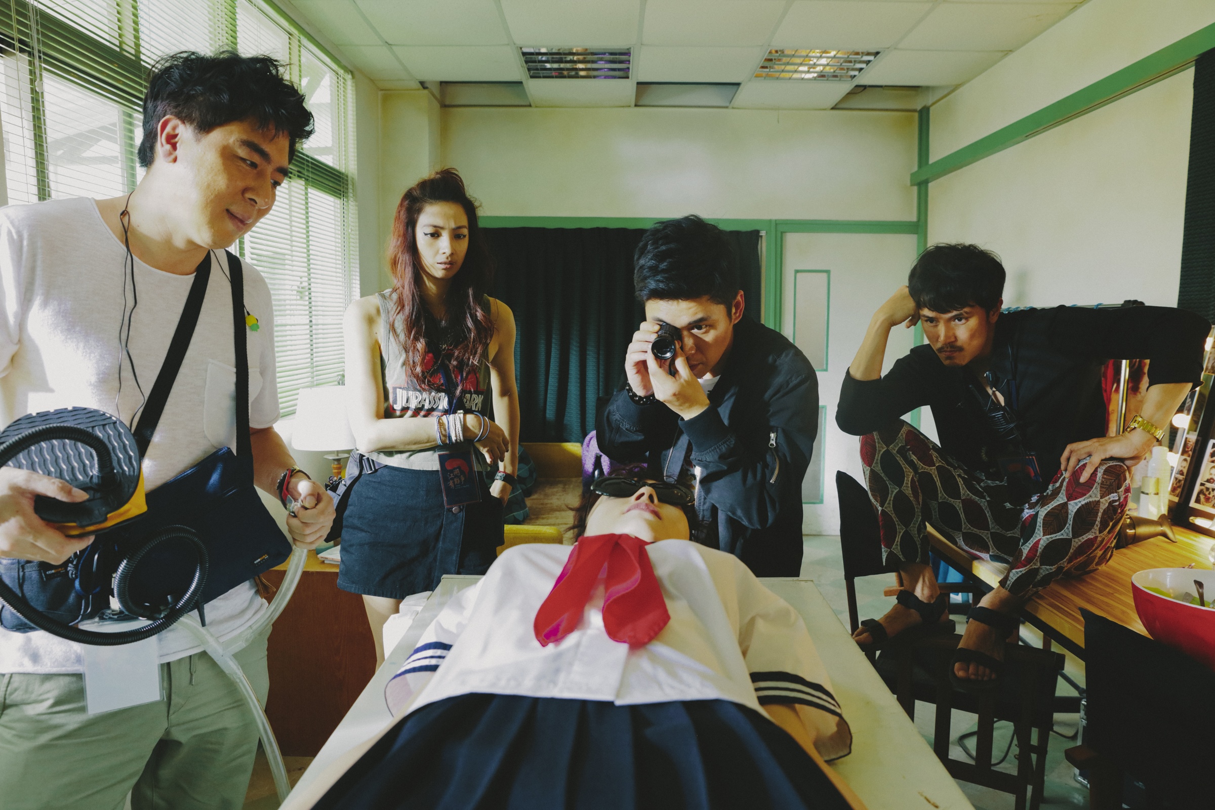 邱澤與黃迪揚在片中有著電影夢卻一事無成，《江湖無難事》劇情雖唬爛惡搞，卻也隱藏了電影人的熱情。（華映提供）