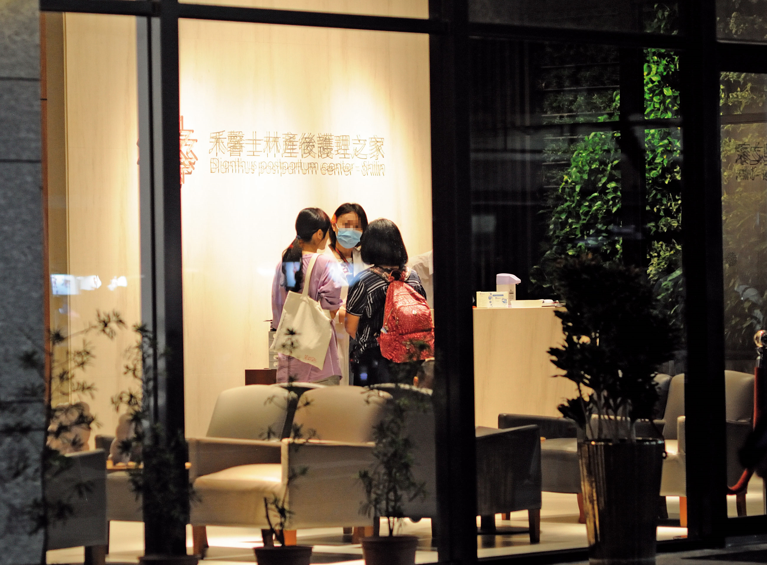 禾馨產後護理之家遭本刊踢爆隱匿群聚感染，疾管署證實，確實有10位新生兒確診呼吸道融合病毒，但禾馨卻未依規定立即通報，有延遲通報情況。