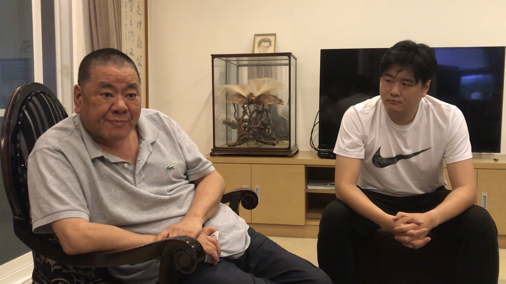 吳敦和兒子一起受訪，兒子乖乖在一旁聽老爸講話，一點都不像敗家子。