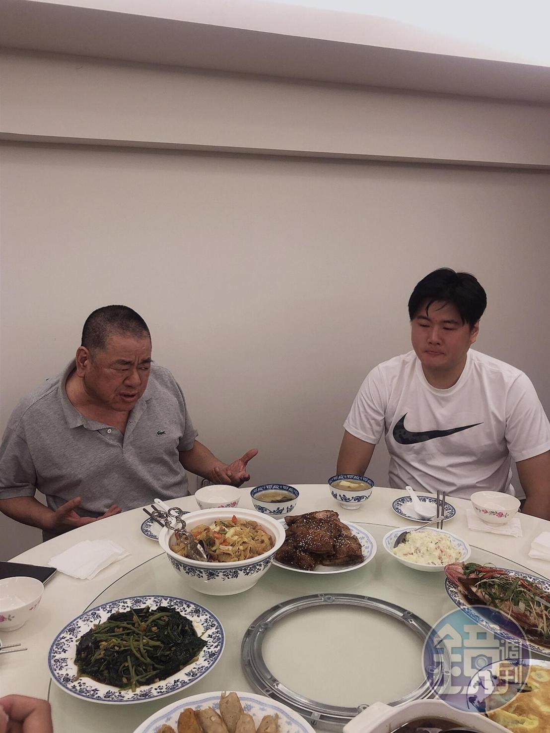 吳敦和兒子吳庭言共吃和解飯,席間吳庭言還幫吳敦夾菜,無時無刻關心老爸狀態。
