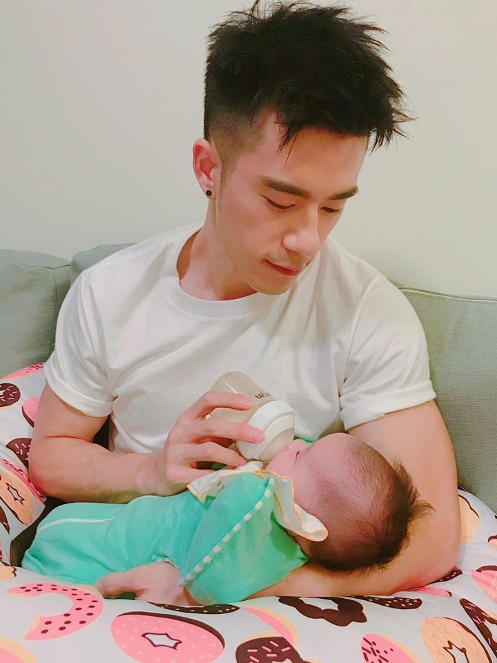 JR常在臉書PO自己與小孩的合照,擁有好爸爸的形象。(翻攝自JR臉書)