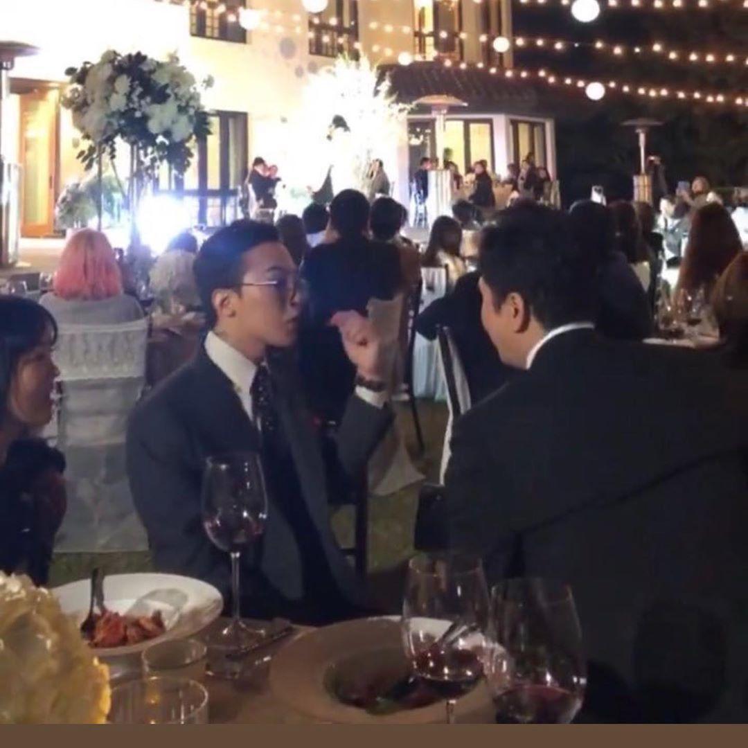 GD在婚禮現場不時與賓客寒喧。(翻攝自網路)