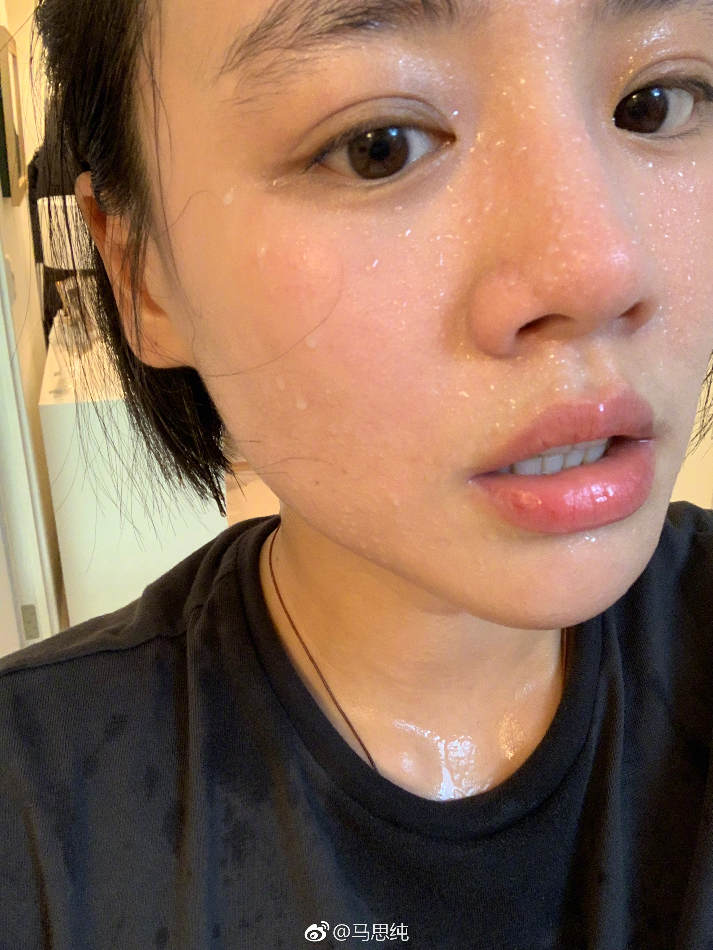 為了力證自己有在減肥,馬思純曾在微博貼出上健身房的汗濕照。(翻攝自馬思純微博)