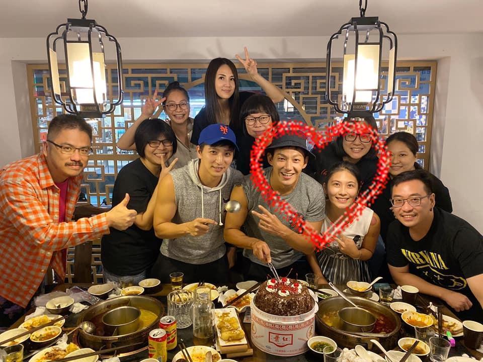 前棒棒堂男孩成員威廉(中)與唱片公司同事聚餐兼慶生,女友卓君澤(右二)愛相隨。(翻攝自臉書)