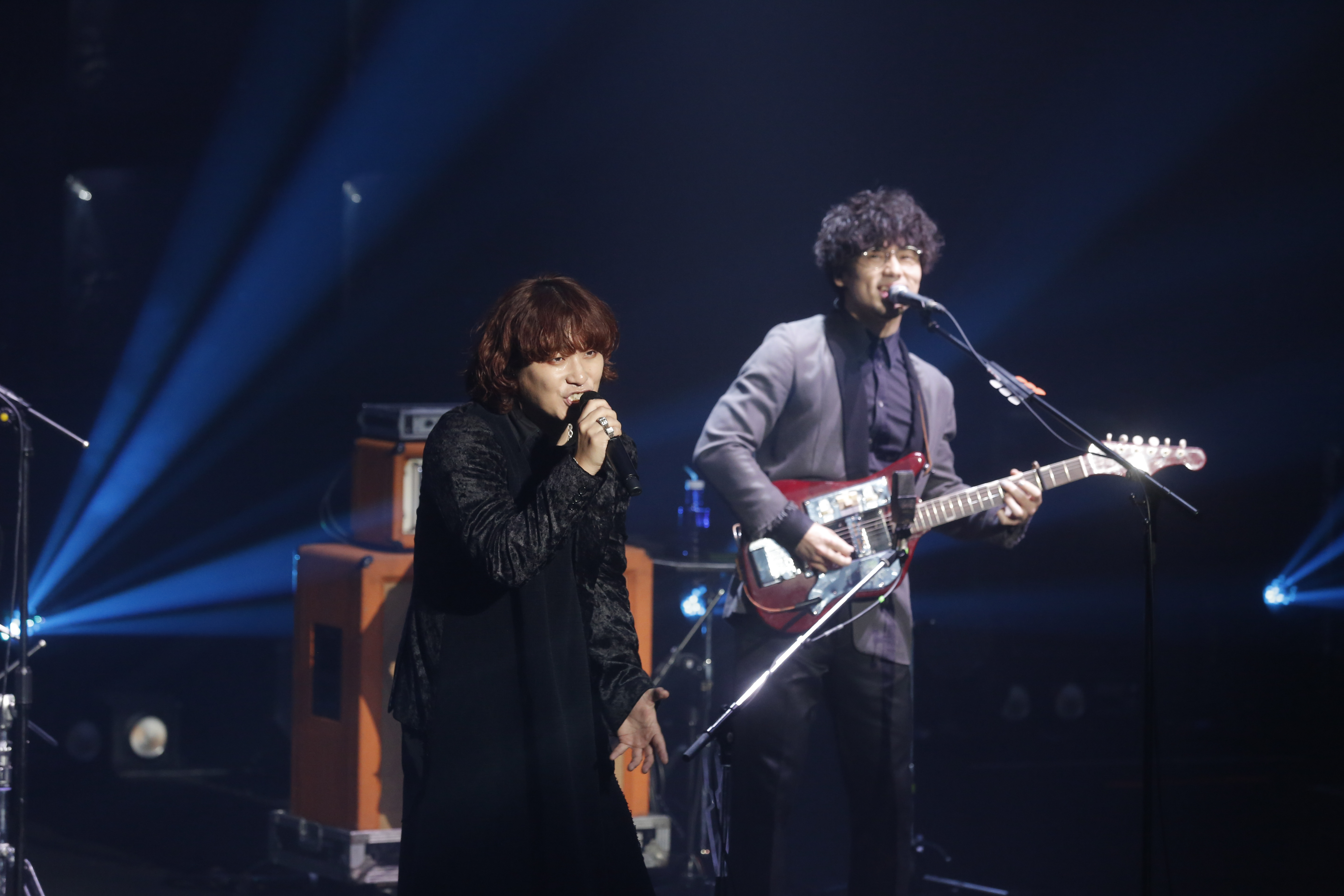 歌迷為十月生日的SEKAI NO OWARI世界末日主唱Fukase（左）與團長Nakajin慶生。