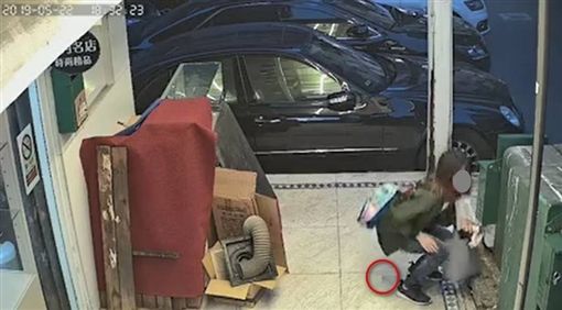 短髮清秀妹子在東區巷子中當街脫褲子解放,起身後明顯可見一顆黑黑的在地上。(翻攝自爆料公社)