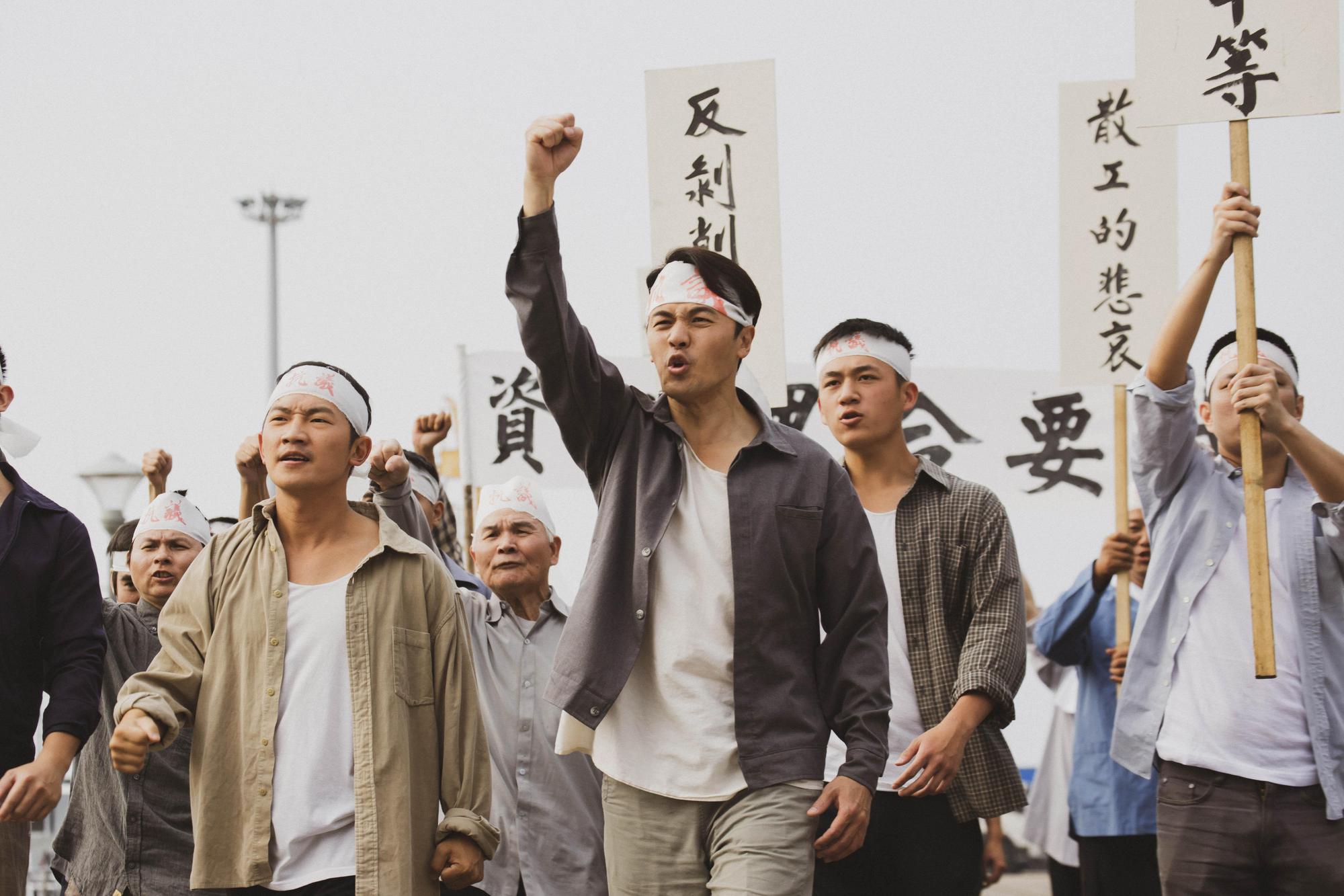 《苦力》黃文星（前中）與蔡昌憲（左一）不畏強權帶頭罷工遊行爭取權益。（公視提供）