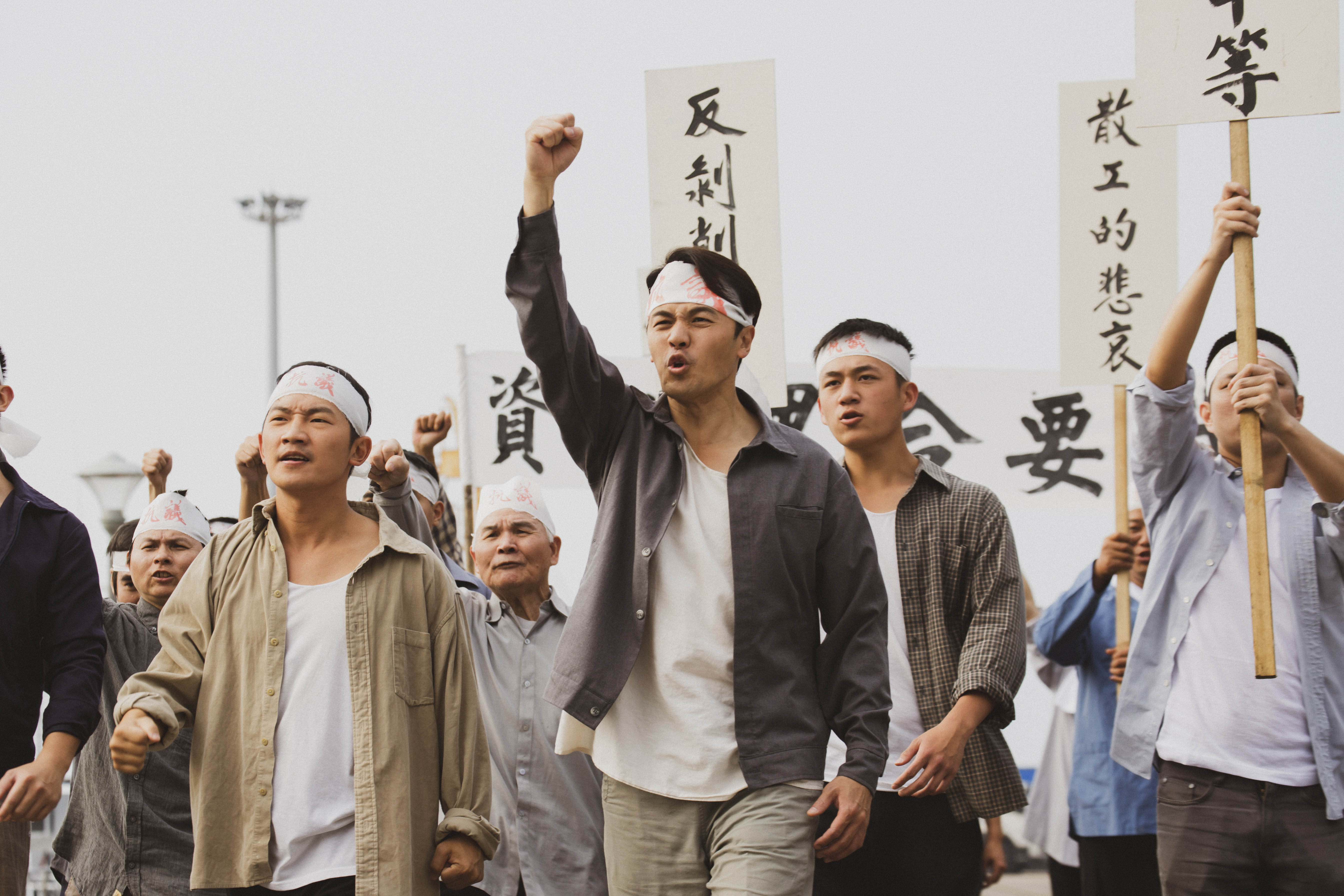 《苦力》黃文星（前中）與蔡昌憲（左一）不畏強權帶頭罷工遊行爭取權益。（公視提供）