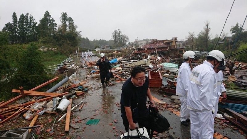 強颱哈吉貝襲日，千葉穿起龍捲風數棟房屋遭毀。（翻攝自推特）