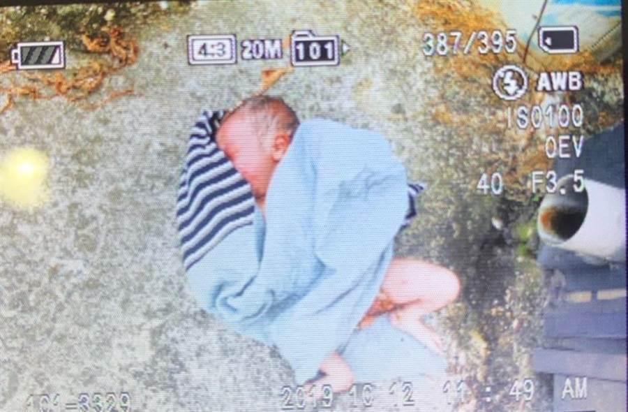 高雄市大樹區發現女嬰僅被衣服包裹遺棄。（高雄市社會局提供）  