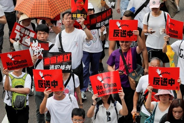 香港反送中抗議活動，引爆一連串港警打人事件，這些打人警察也被港人稱為「黑警」。（翻攝畫面）