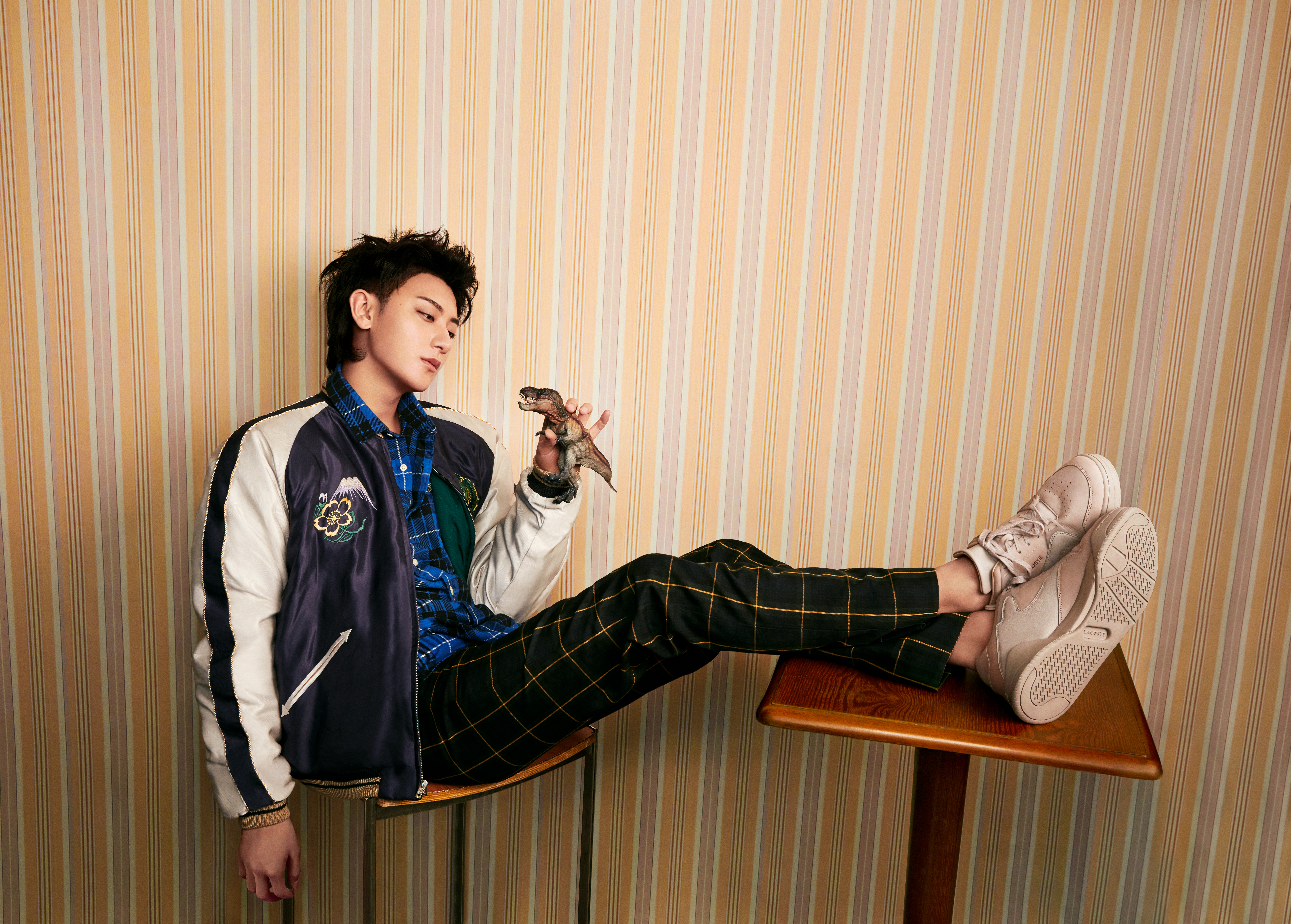 黄子韜穿上LACOSTE X TAILOR TOYO夾克，深情看著手中恐龍，讓人少女心大噴發。（LACOSTE提供）