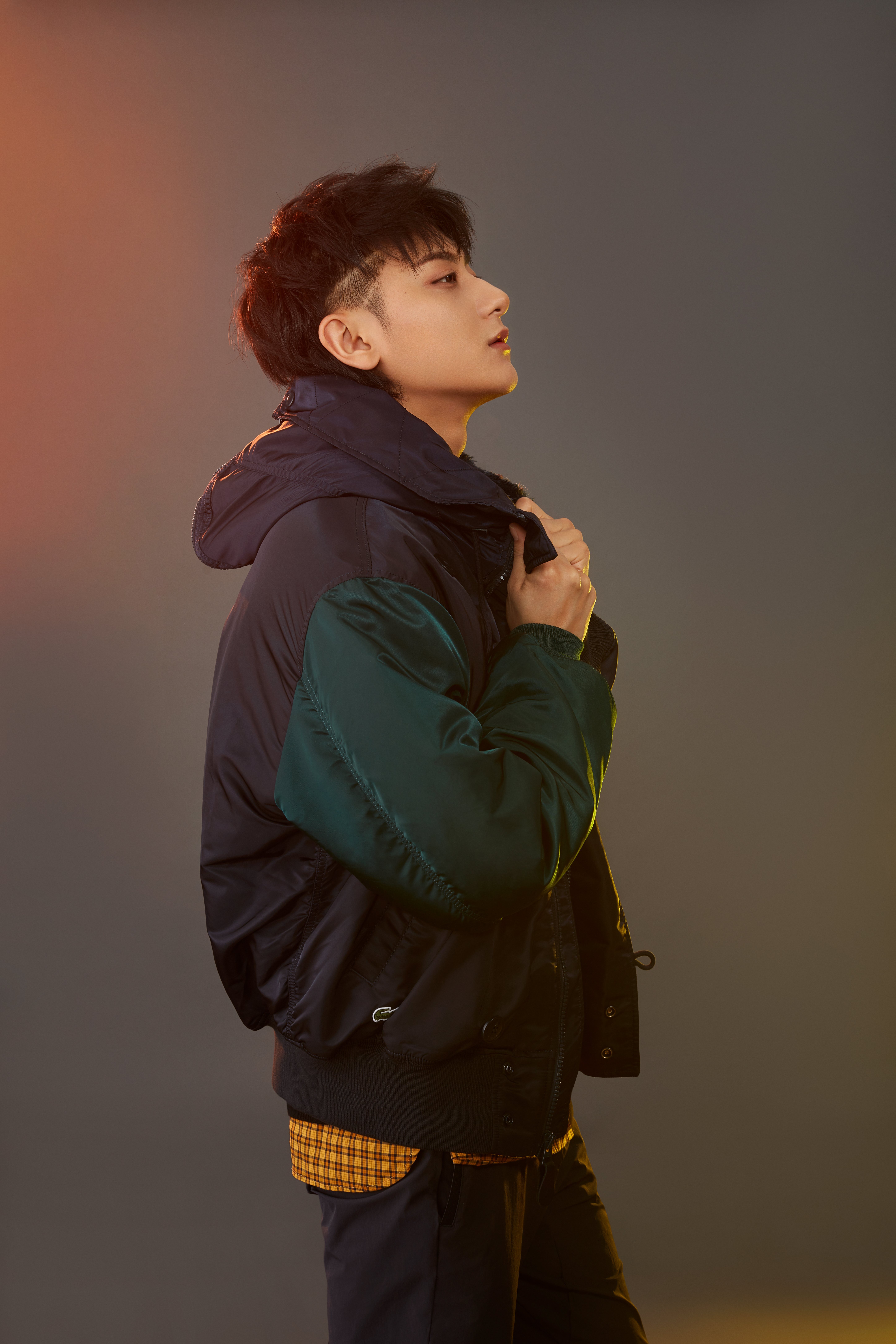 黄子韜以側面入境，帥氣詮釋LACOSTE X ALPHA INDUSTRIES新式飛行員夾克。（LACOSTE提供）