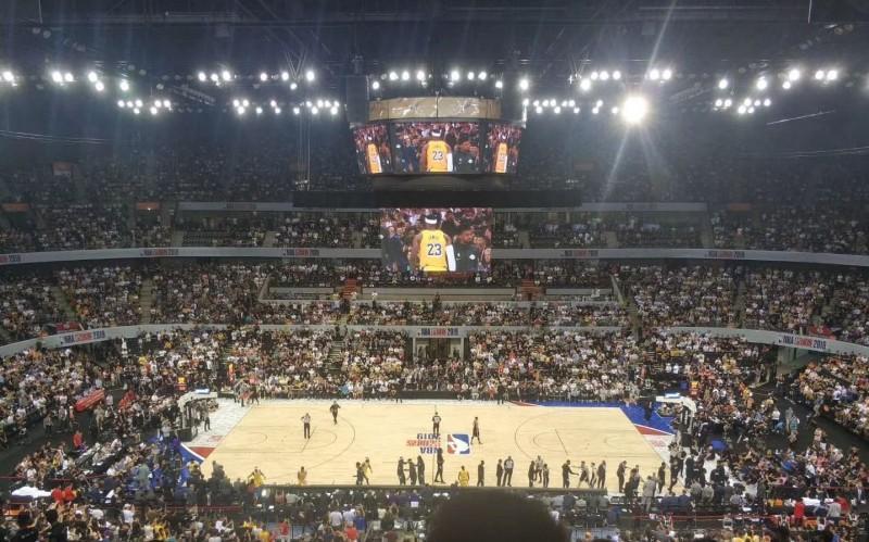 在央視與騰訊陸續宣布暫停轉播之際,大批球迷仍然擠爆NBA中國熱身賽現場。(翻攝自微博)