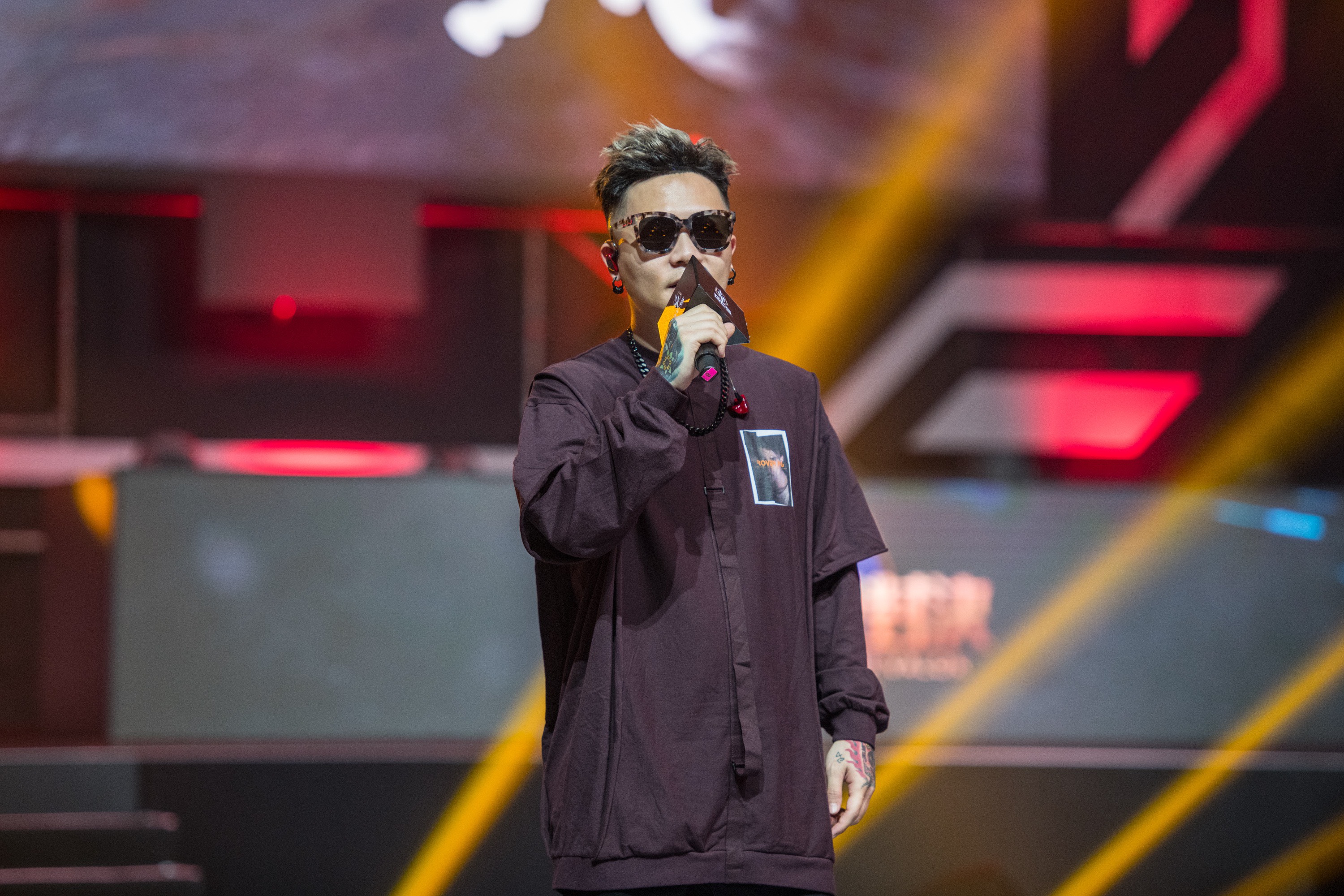 蕭秉治受邀擔任「2019傳說對決GCS夏季總冠軍賽」的開場嘉賓，為激烈的賽事帶來最痛快的演出。（Garena傳說對決提供）