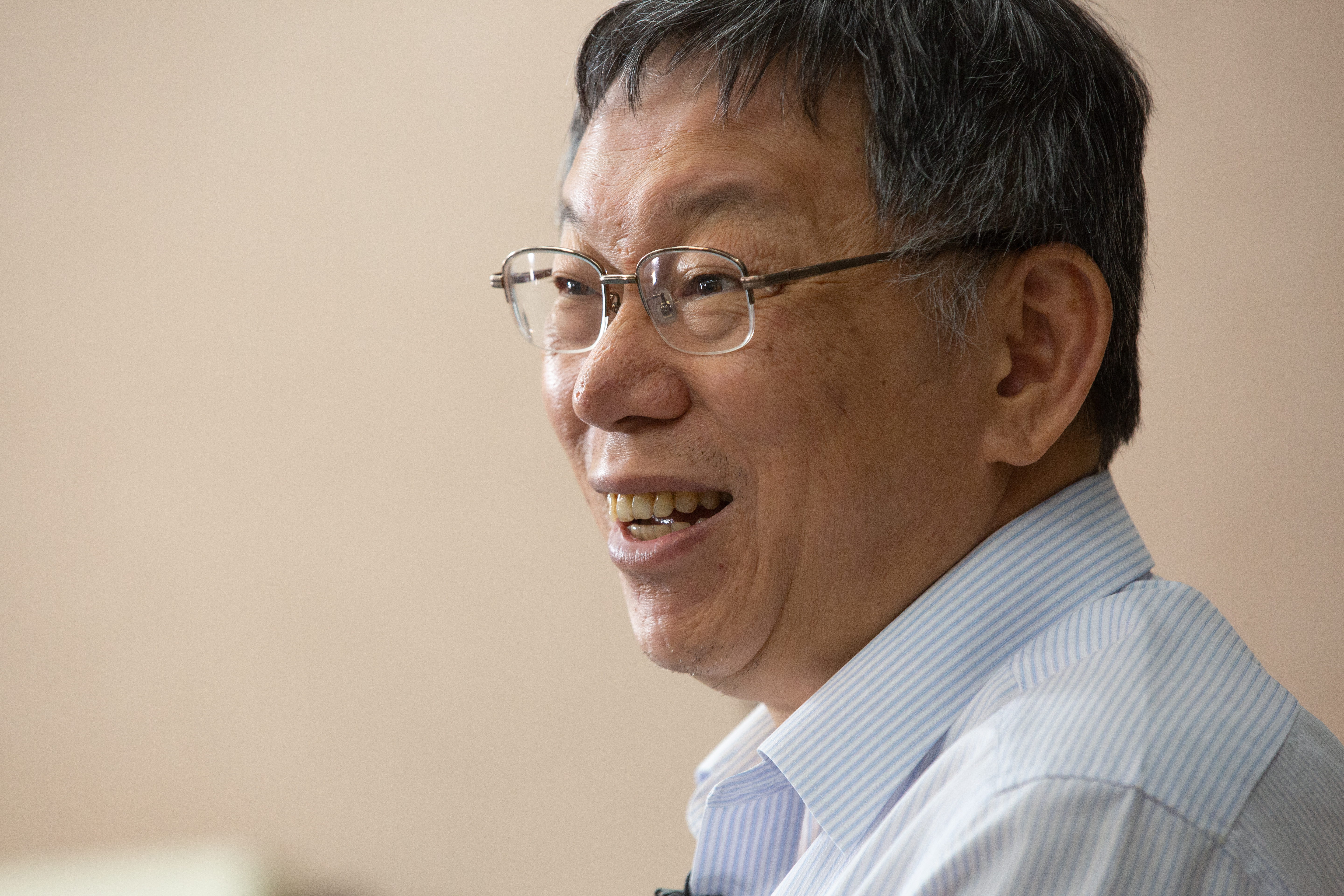 柯文哲陪同民眾黨立委參選人拜票，玩笑話又再引熱議。