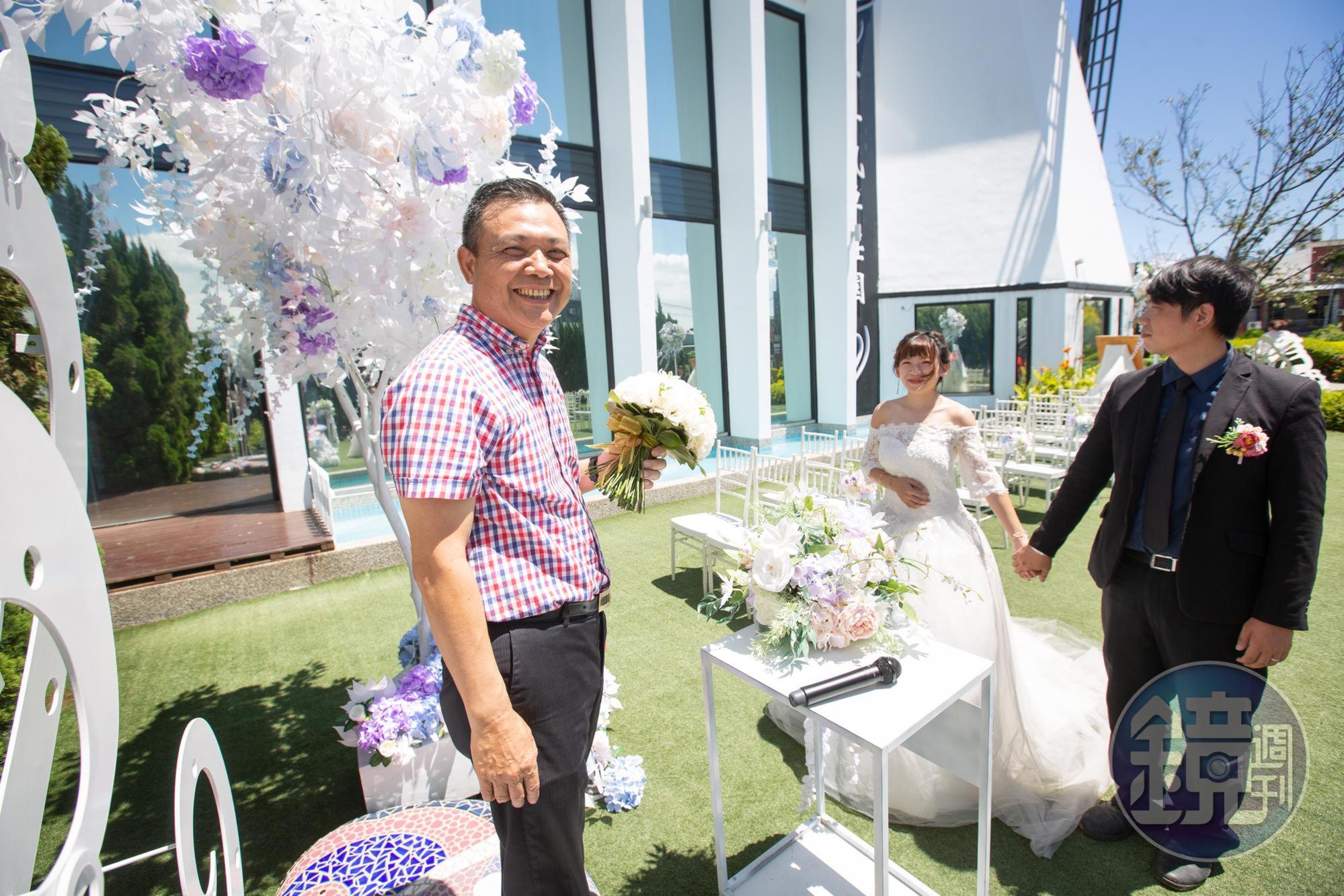 吳永強（左）經營餐廳有成，接手台北青青農場後轉型，切入戶外婚宴市場，2015、2017年再開2間桃園館，去年營收4億元，是國內戶外婚宴龍頭。