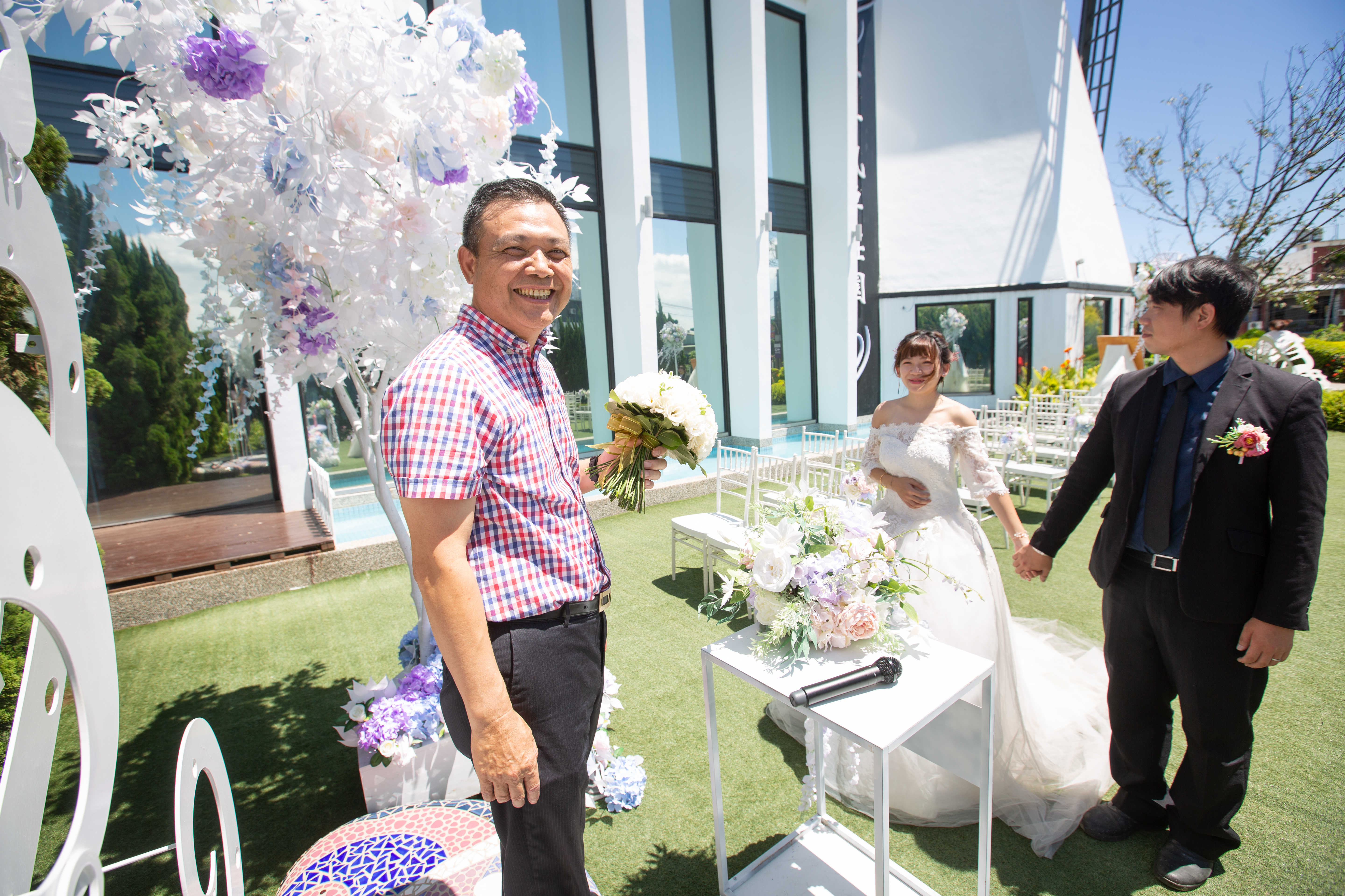 吳永強（左）經營餐廳有成，接手台北青青農場後轉型，切入戶外婚宴市場，2015、2017年再開2間桃園館，去年營收4億元，是國內戶外婚宴龍頭。