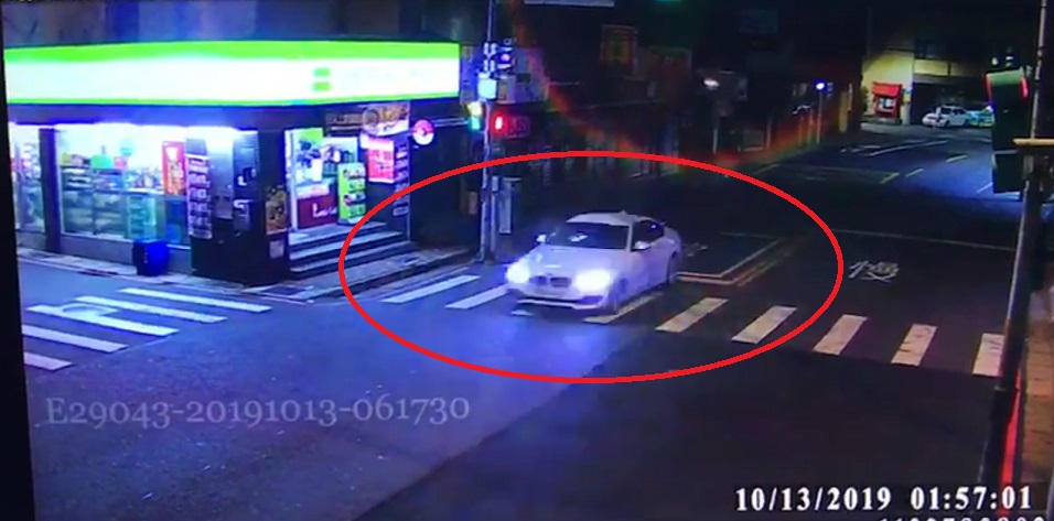 林姓通緝犯夜會豪車女網友遇警攔查，先佯裝配合再趁隙駕車高速逃竄。（翻攝畫面）