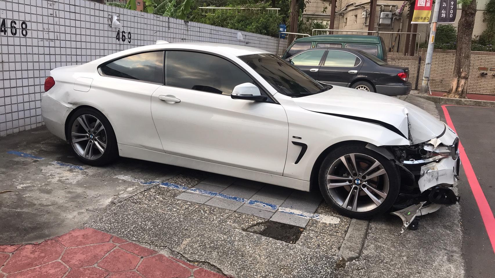 林嫌開初見面女網友的BMW逃逸,失控自撞電線桿被逮。(翻攝畫面)