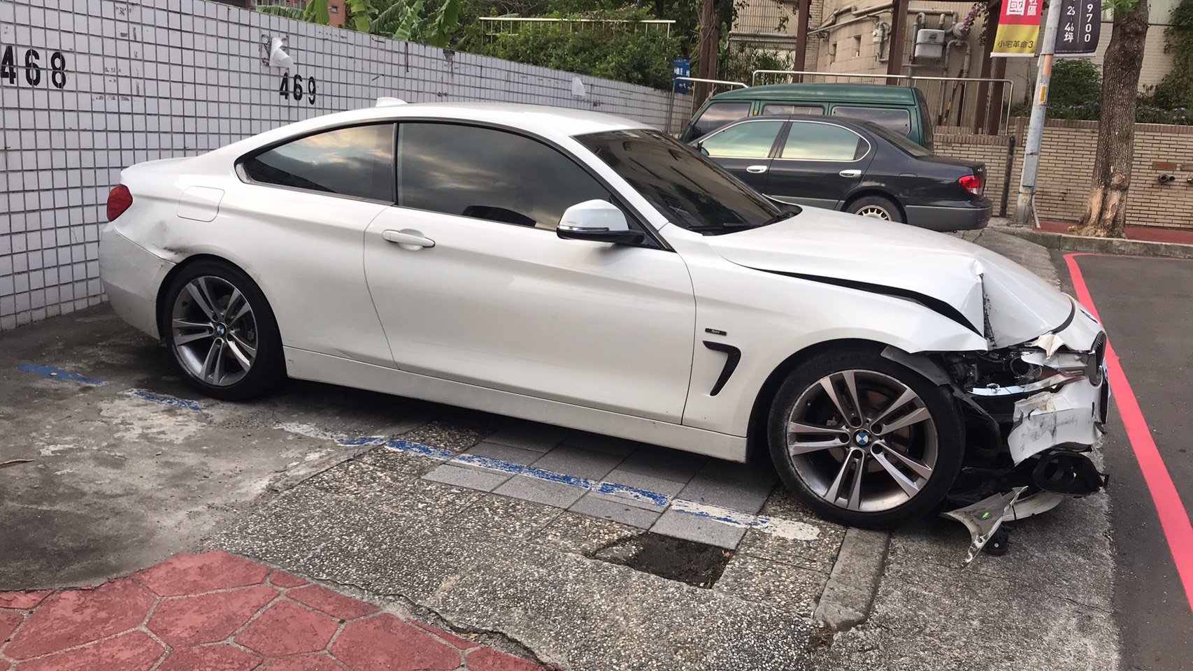 林嫌開初見面女網友的BMW逃逸，失控自撞電線桿被逮。（翻攝畫面）